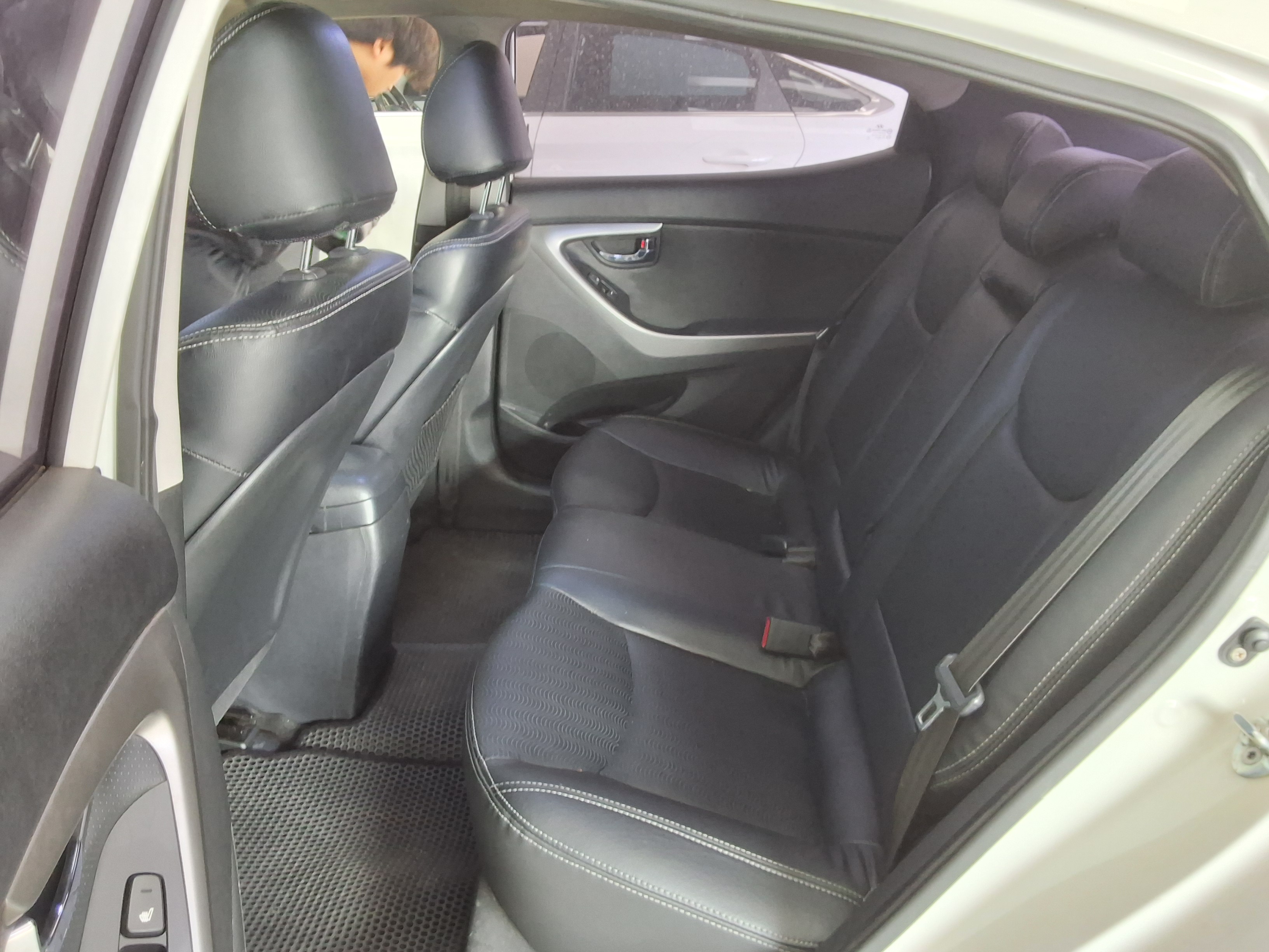 Hyundai Elantra 2011 - Image 11