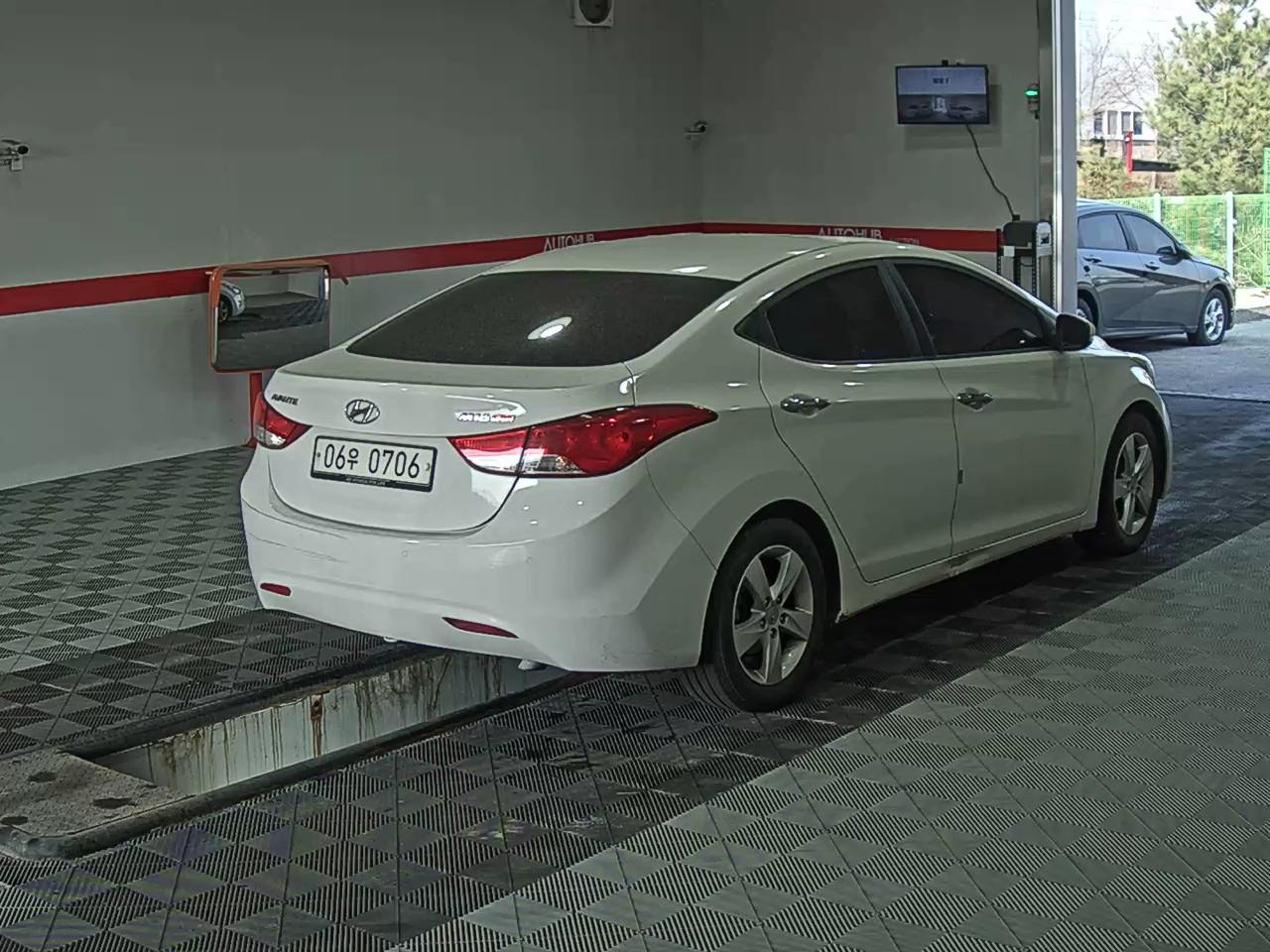 Hyundai Elantra 2011 - Image 4