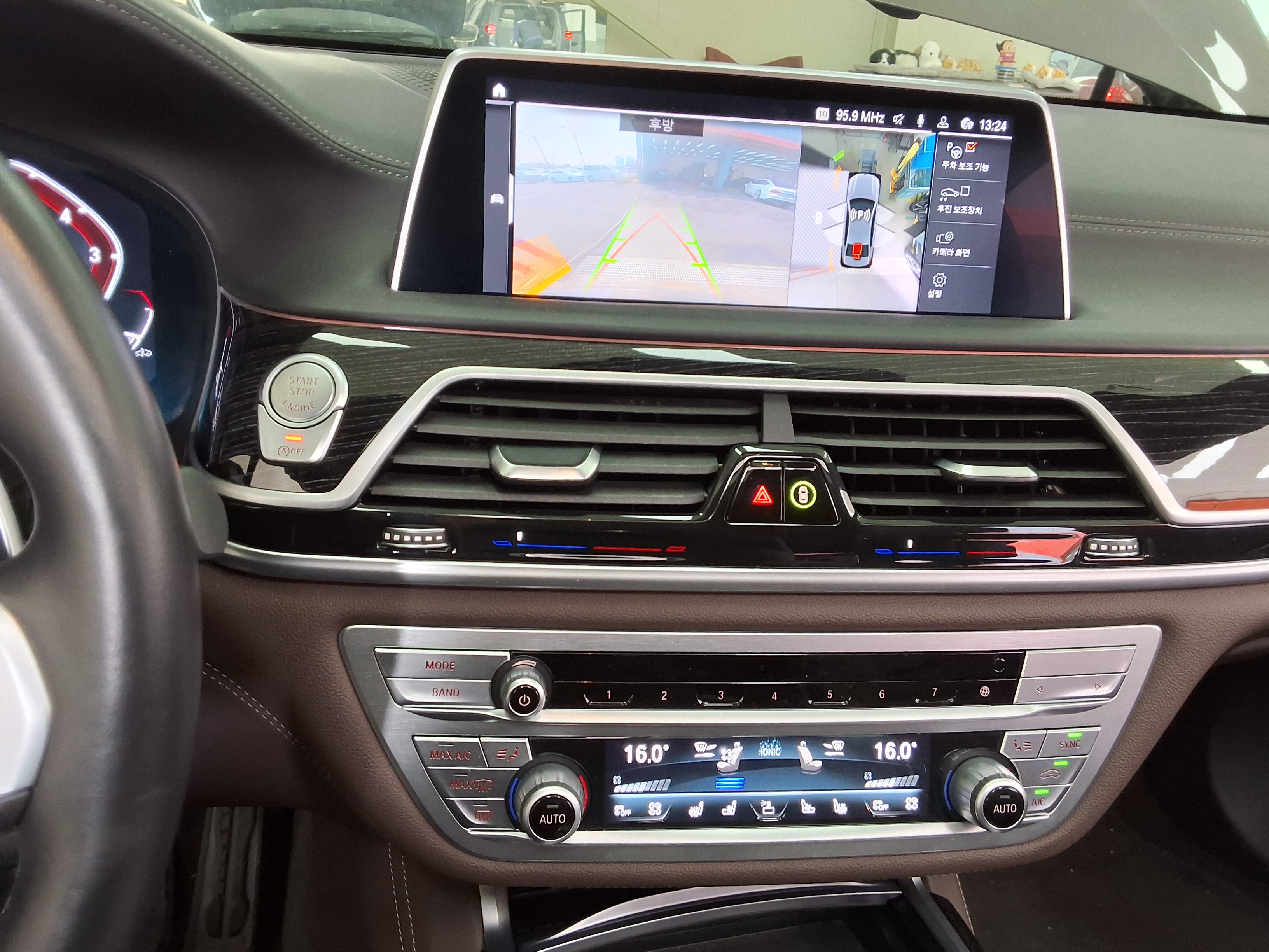 BMW 7 Series 2022 - Image 17