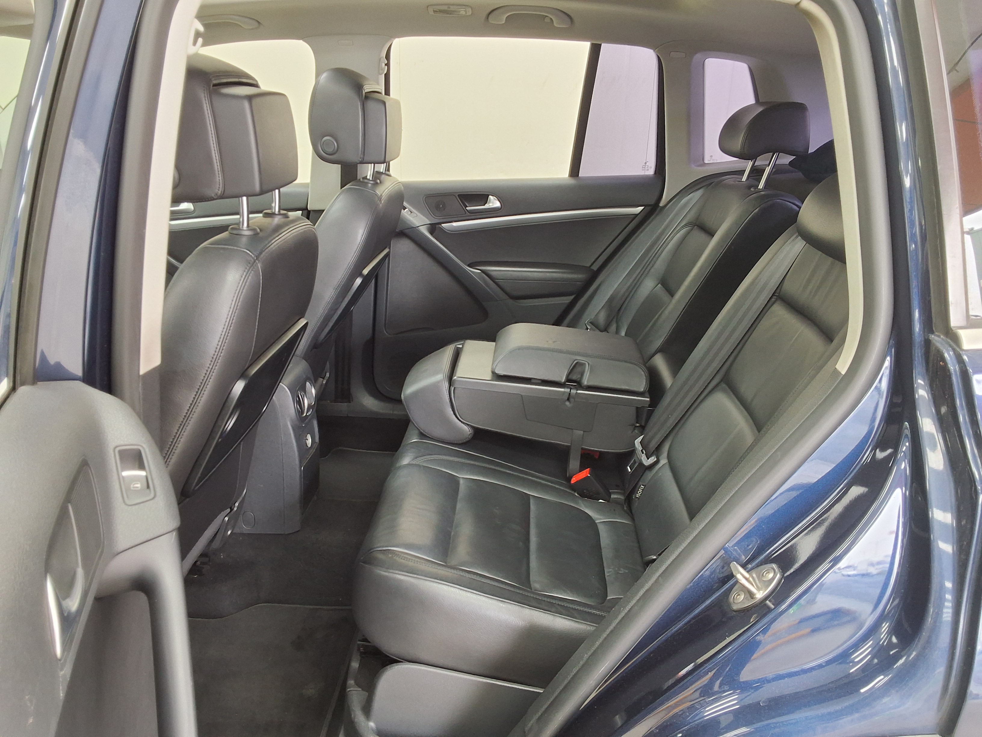 Volkswagen Tiguan - 11