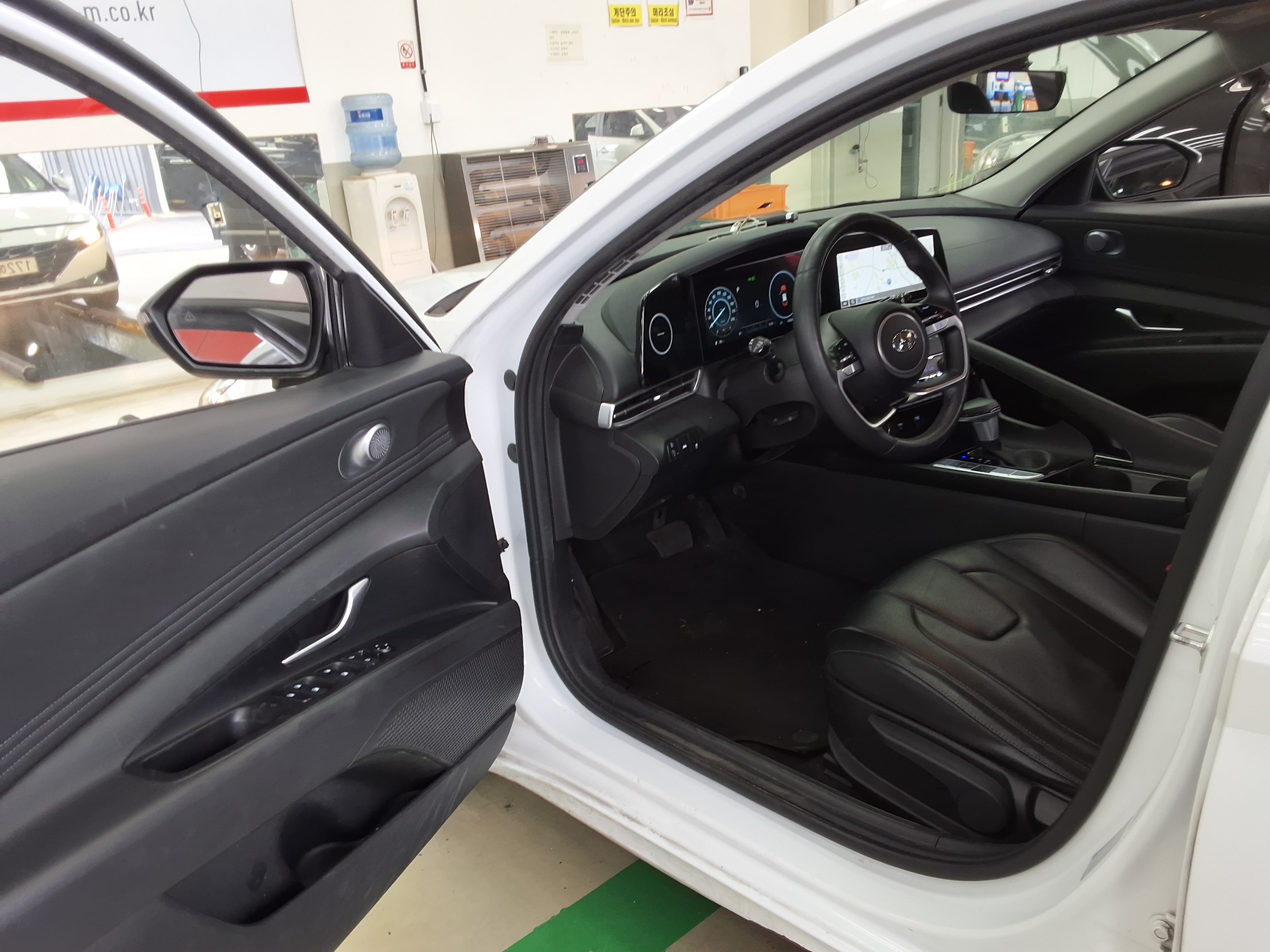 Hyundai Elantra 2023 - Image 9