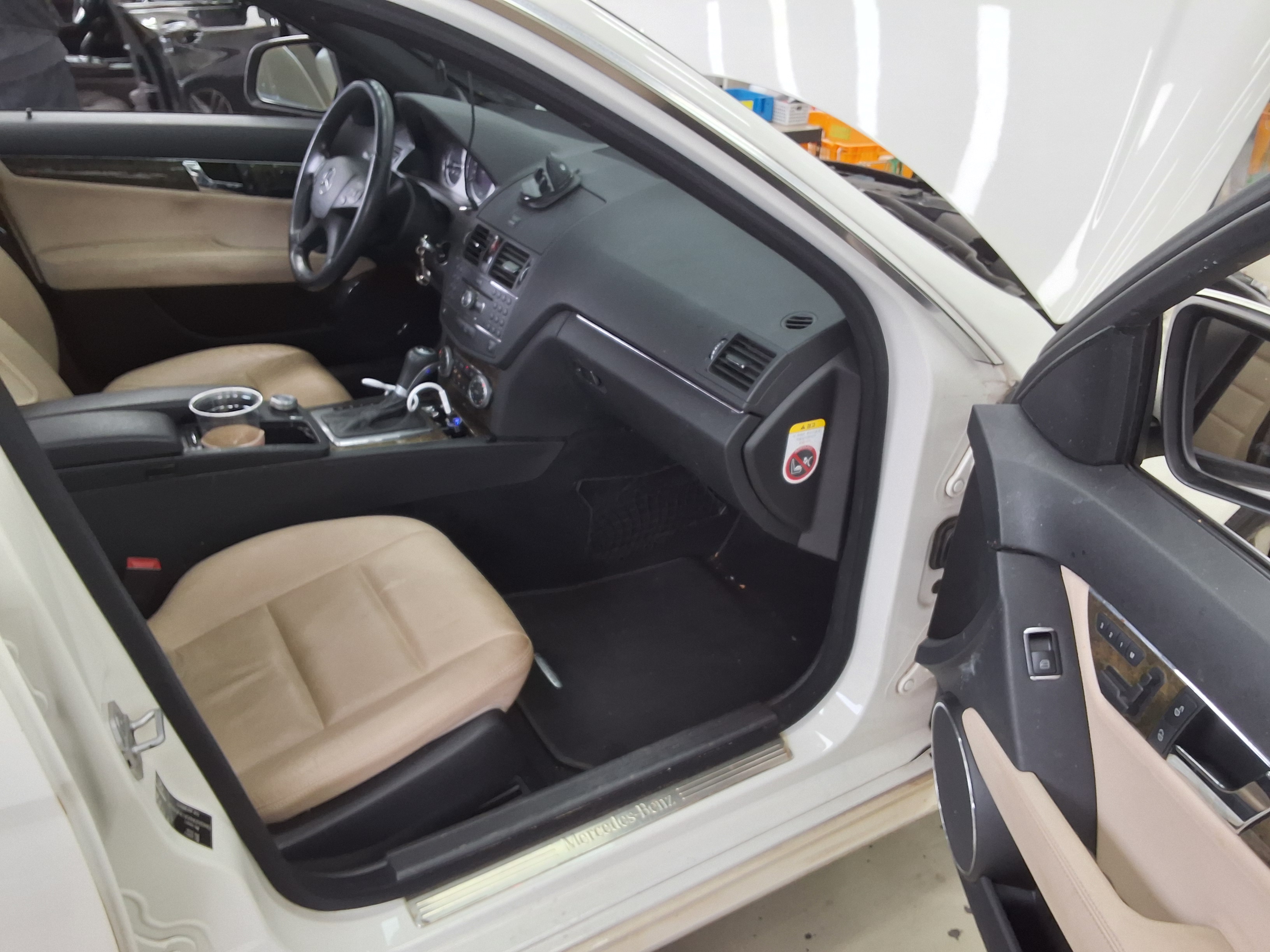 Mercedes-Benz C-Class 2009 - Image 13
