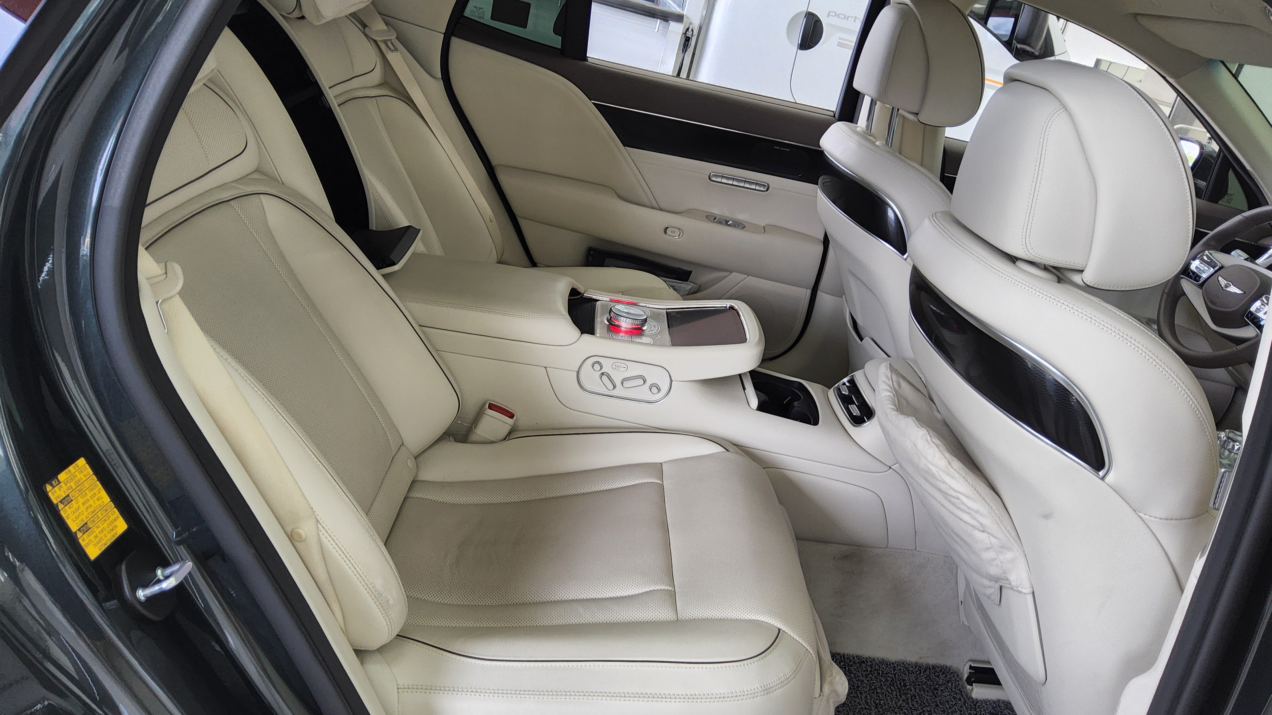 Hyundai Genesis 2023 - Image 12