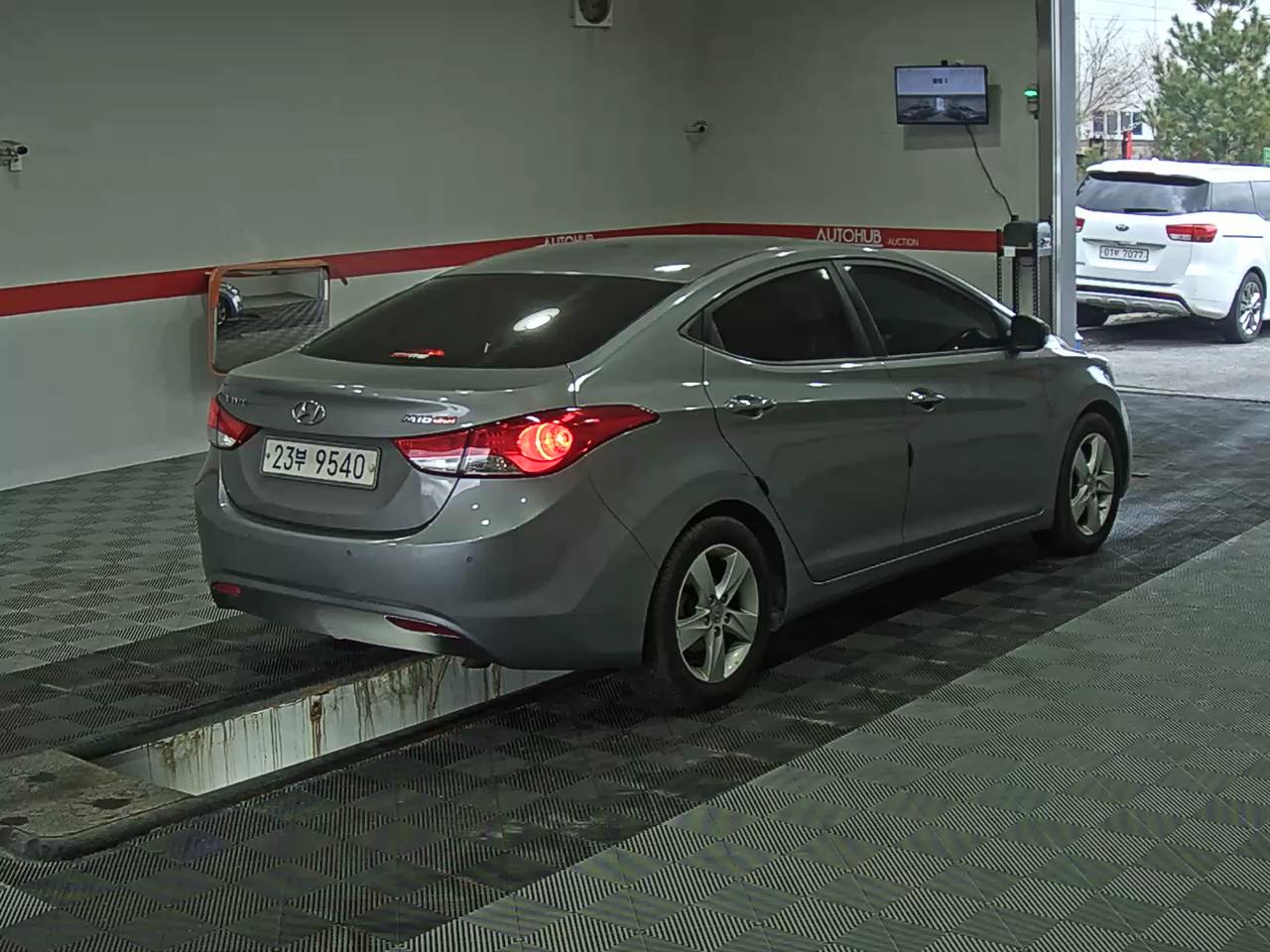 Hyundai Elantra 2011 - Image 4