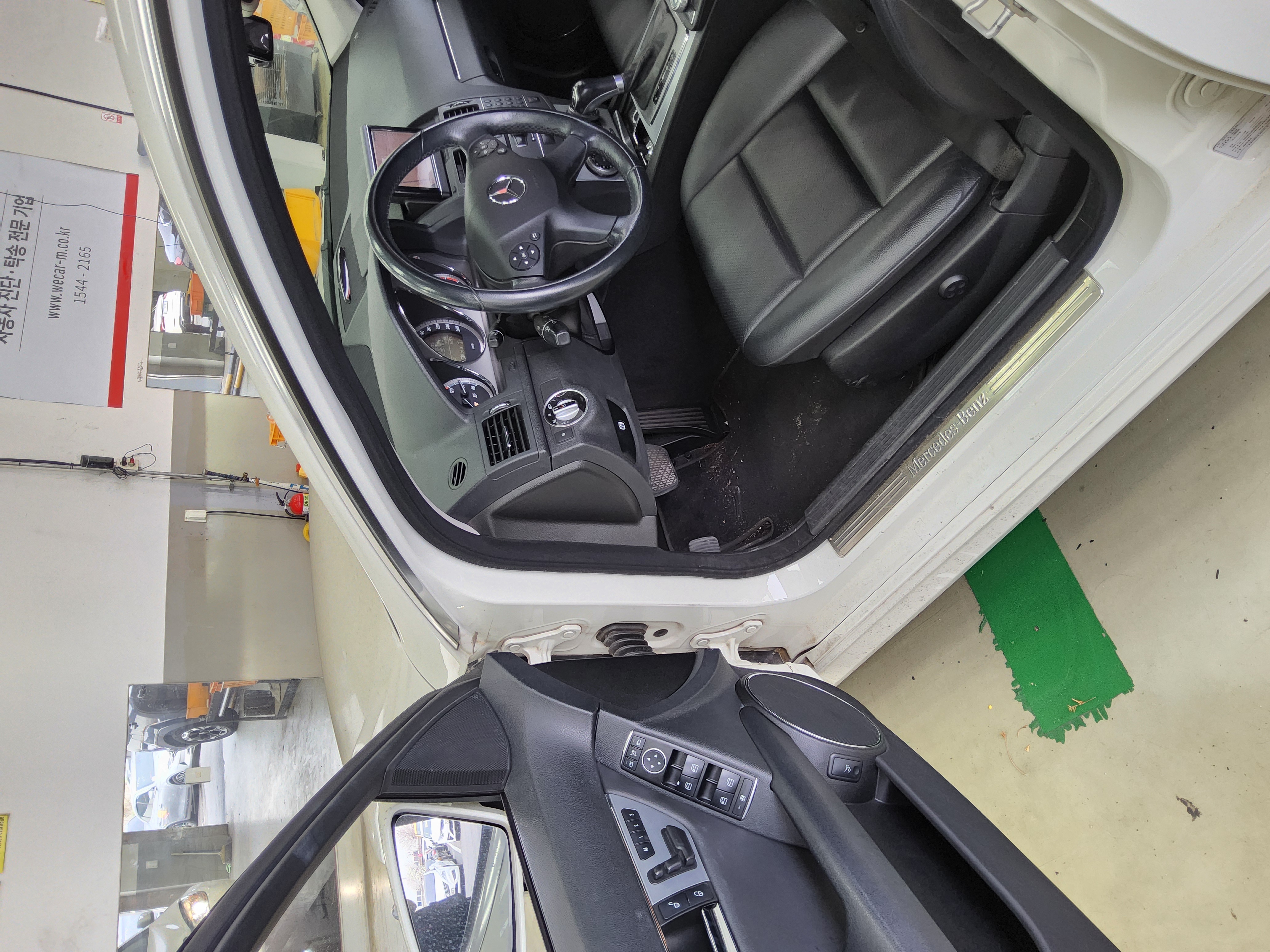 Mercedes-Benz C-Class 2011 - Image 9