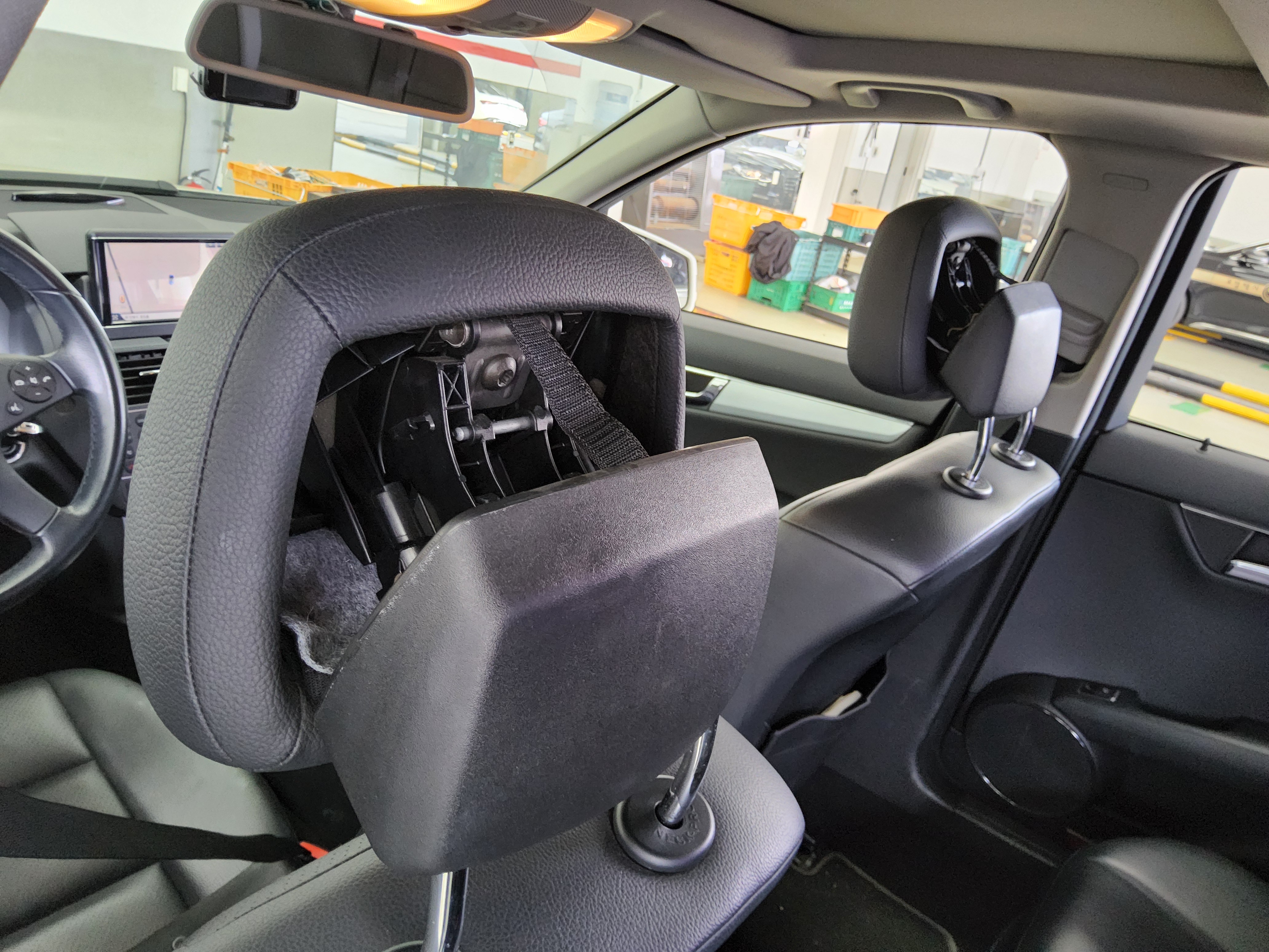 Mercedes-Benz C-Class 2011 - Image 19