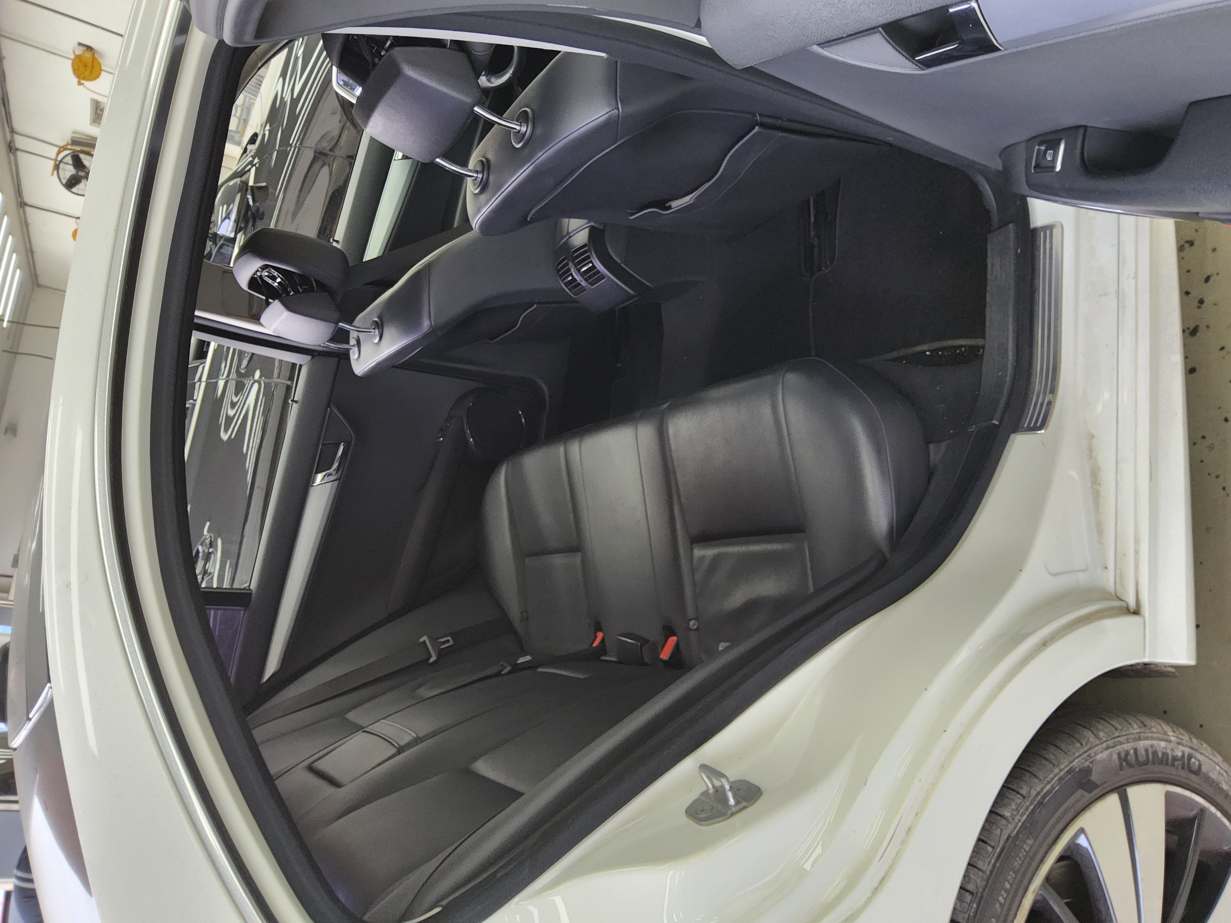 Mercedes-Benz C-Class 2011 - Image 12