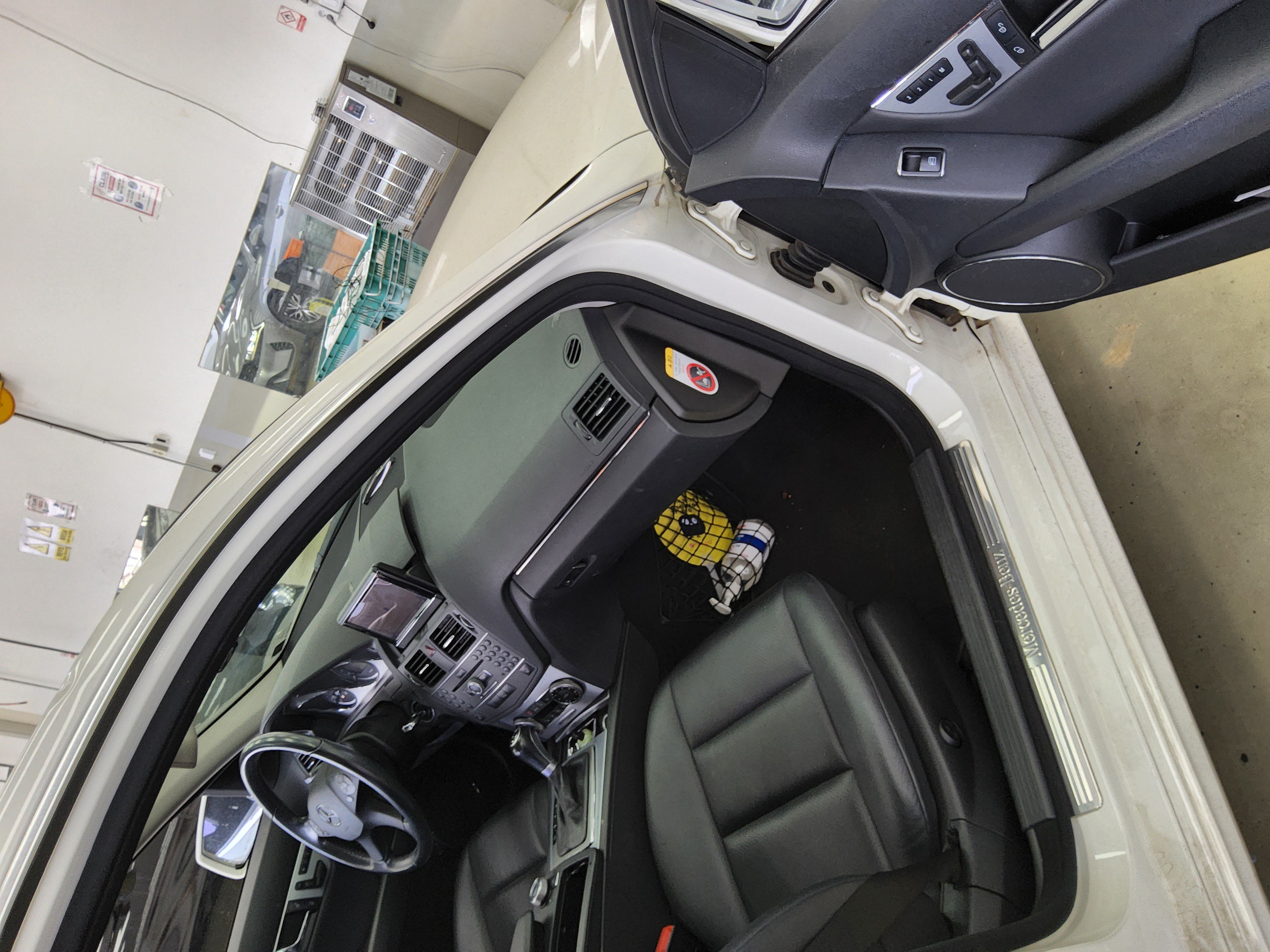 Mercedes-Benz C-Class 2011 - Image 13