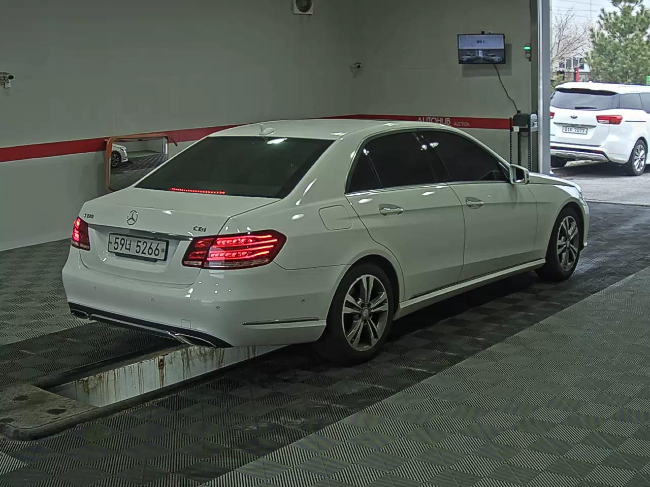 Mercedes-Benz E-Class - 4