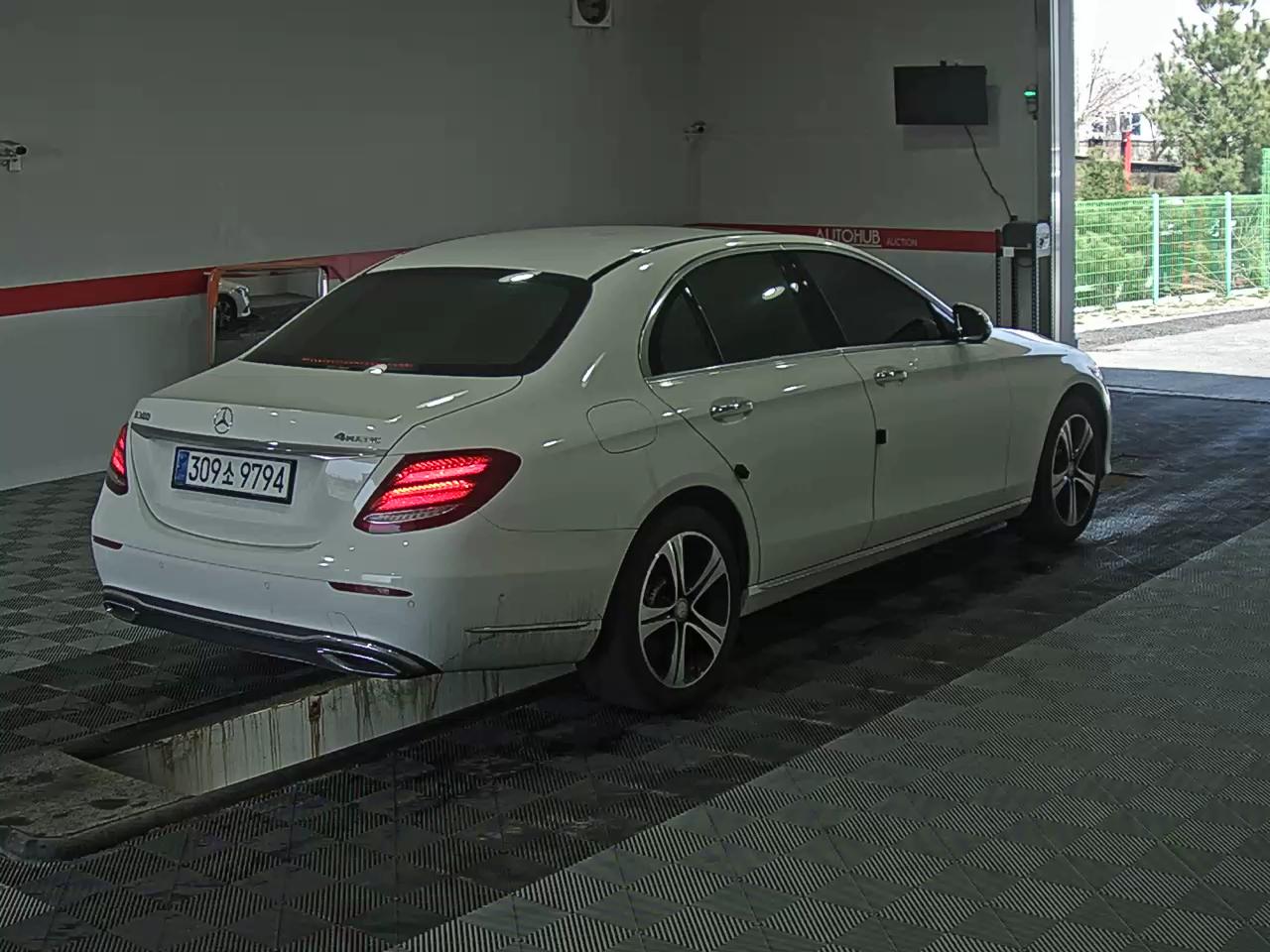 Mercedes-Benz E-Class - 4