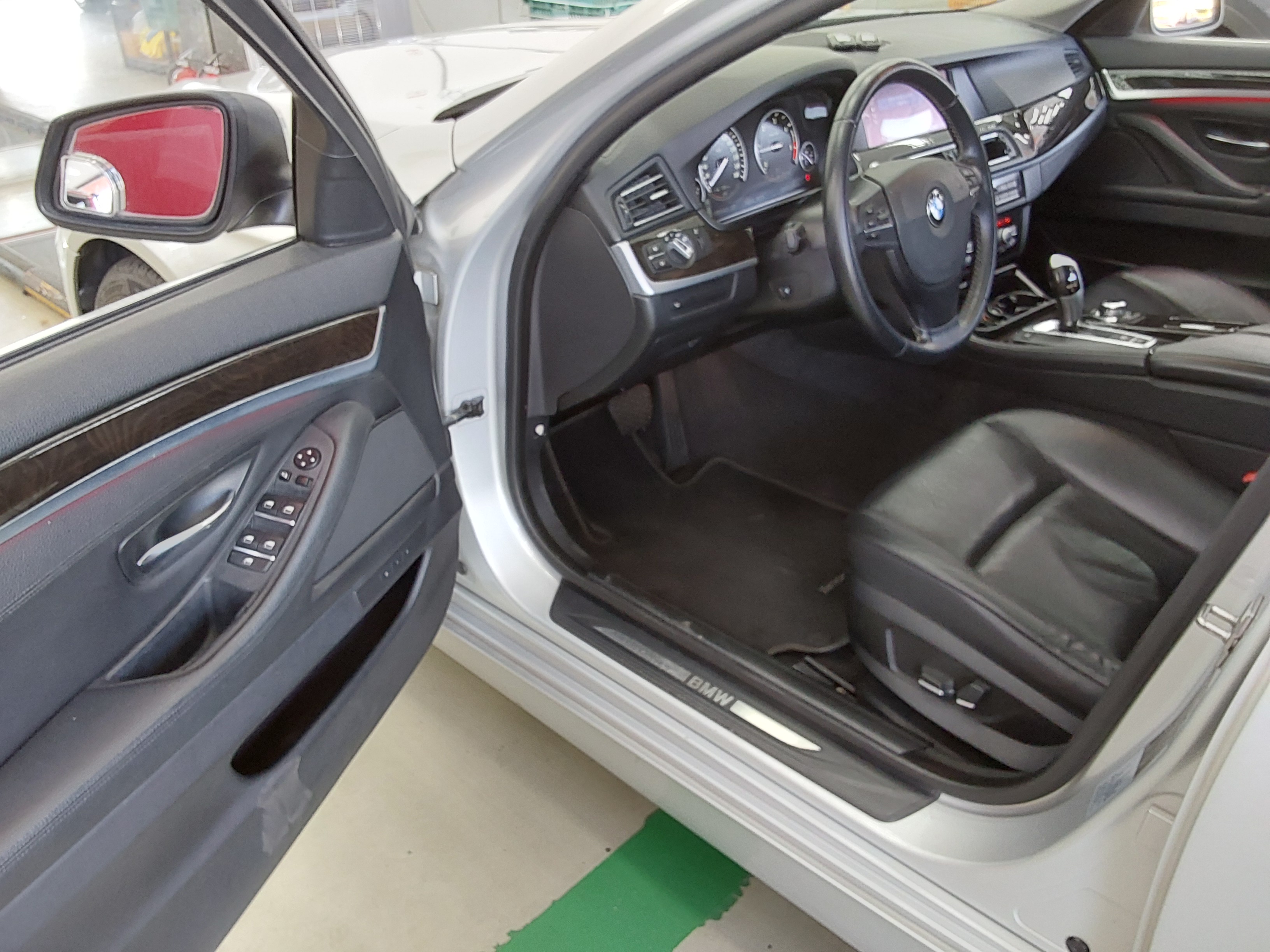 BMW 5 Series 2011 - Image 9