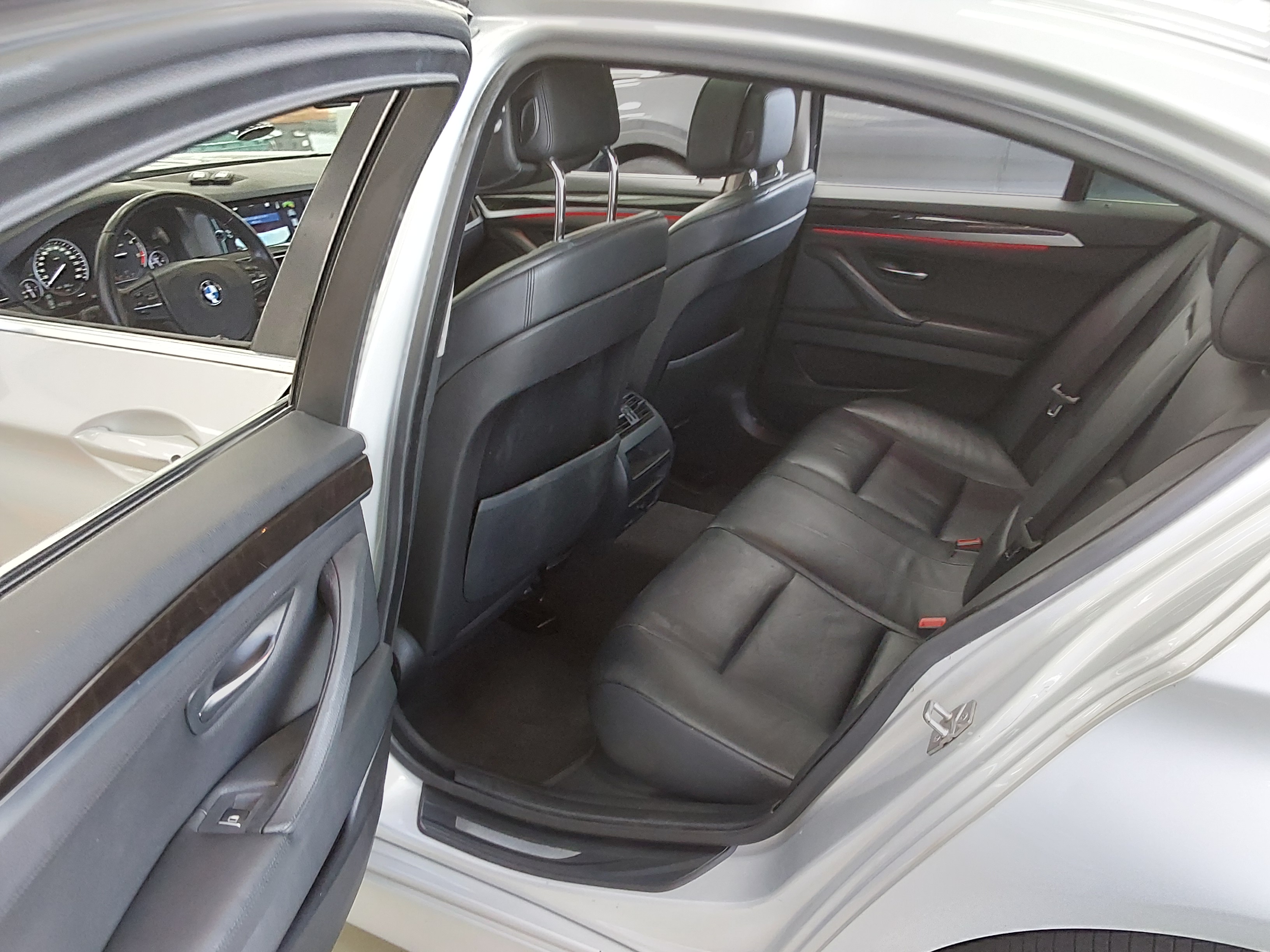 BMW 5 Series 2011 - Image 11
