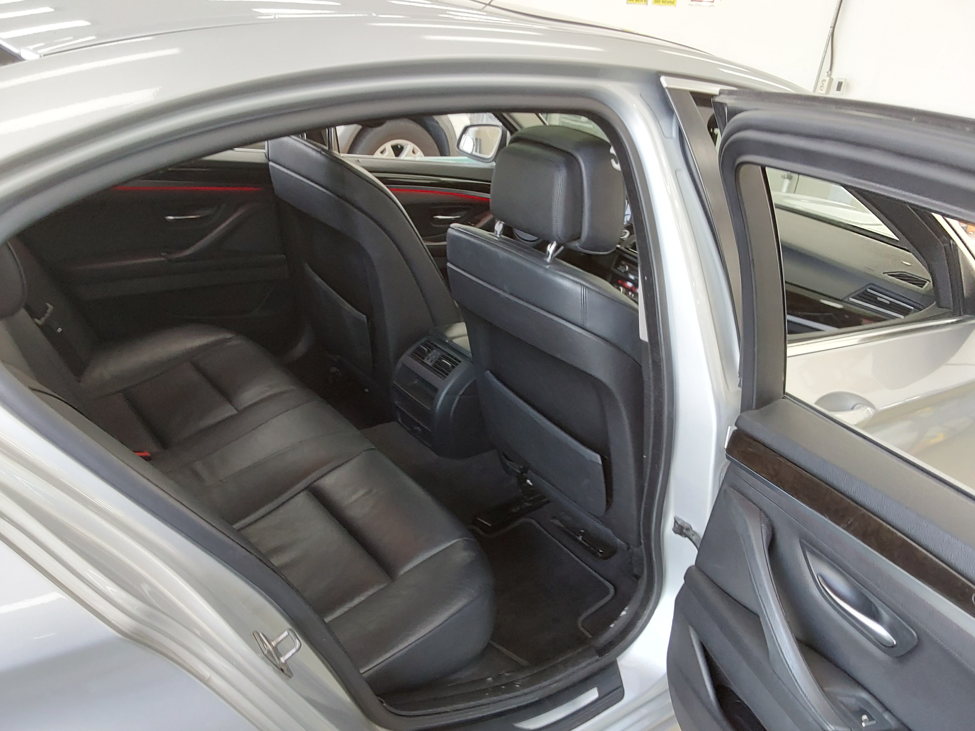 BMW 5 Series 2011 - Image 12