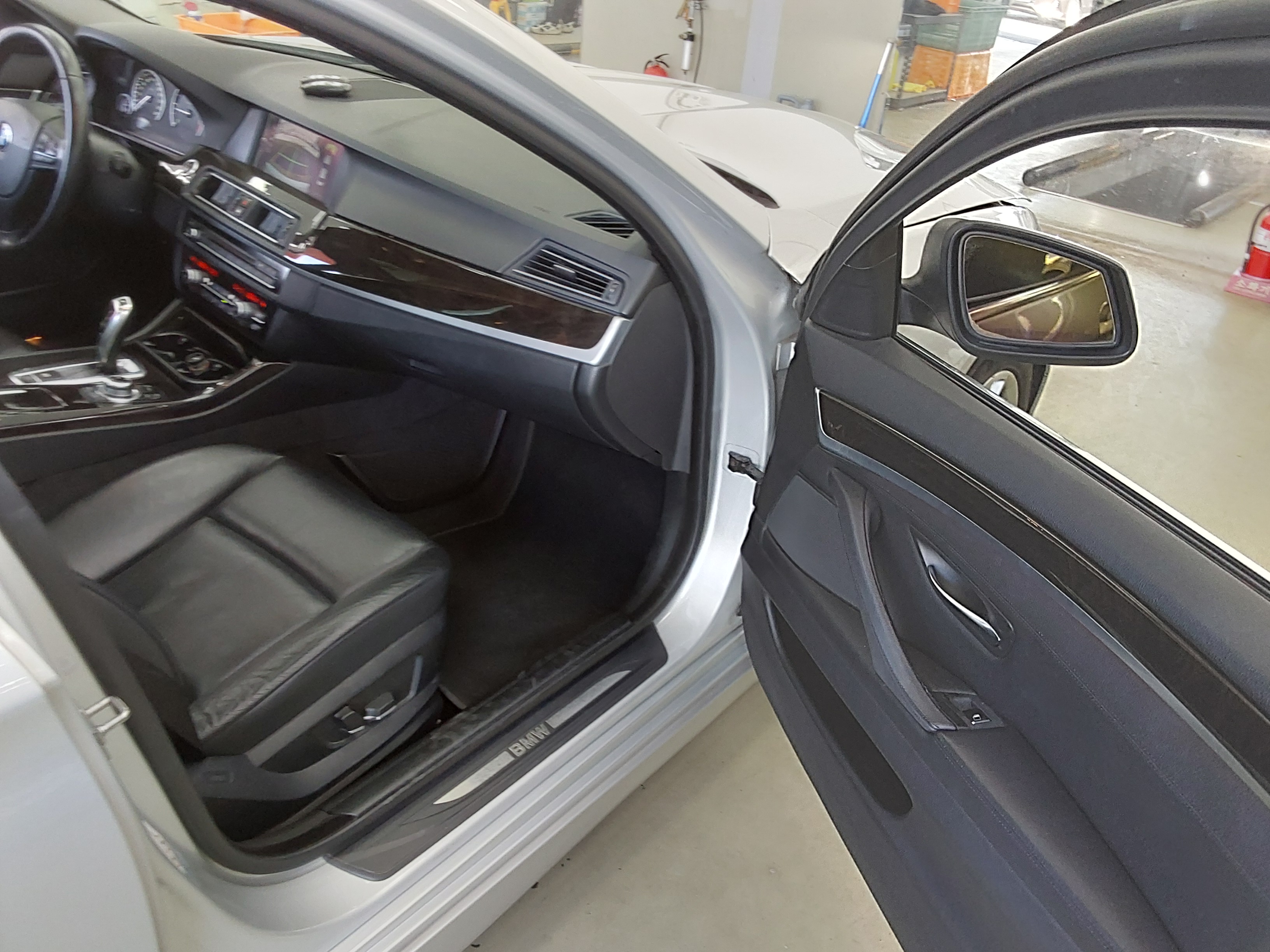 BMW 5 Series 2011 - Image 13
