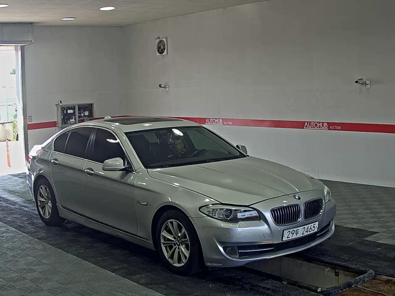 BMW 5 Series 2011 - Image 2