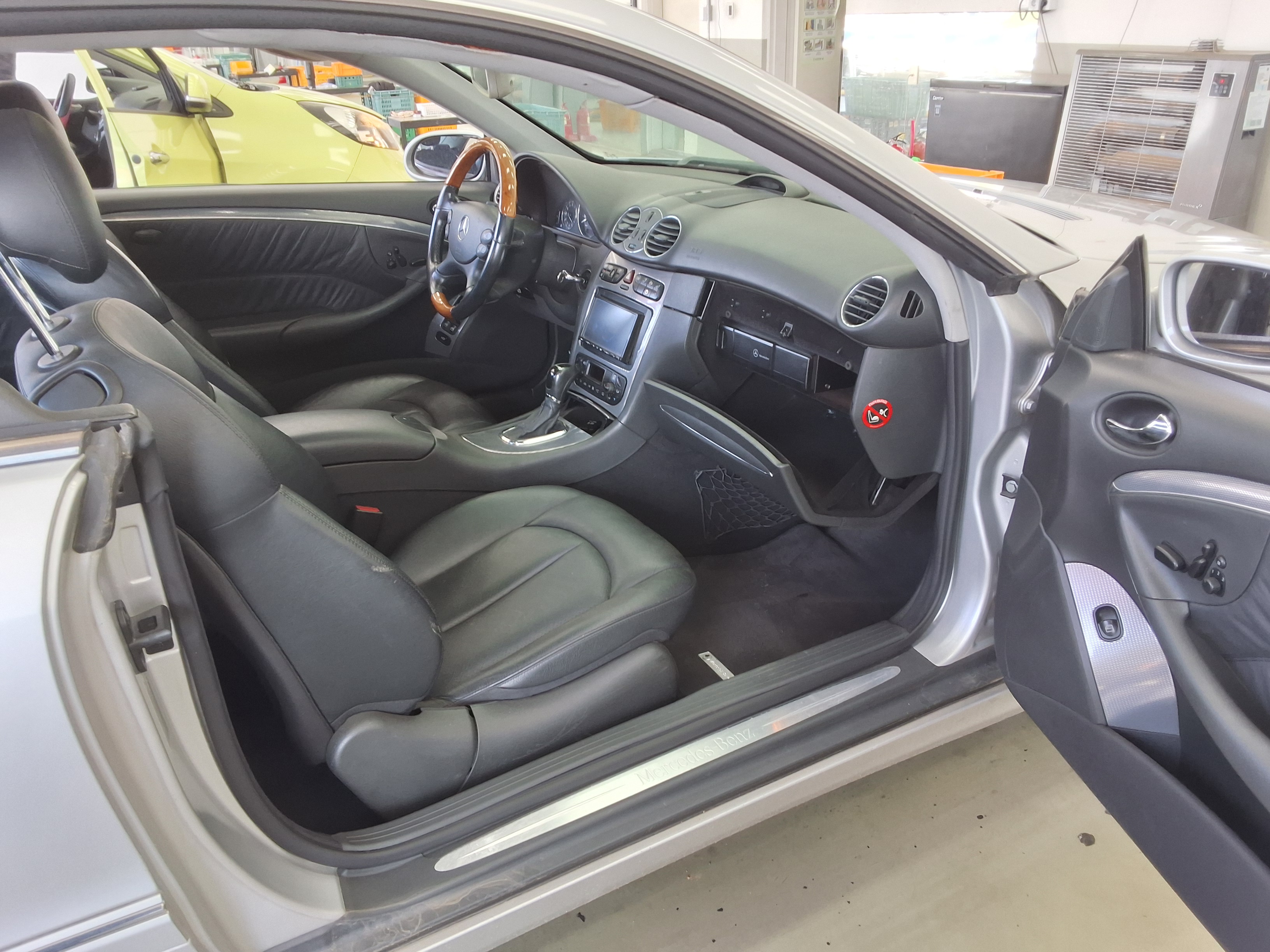 Mercedes-Benz CLK-Class 2003 - Image 11