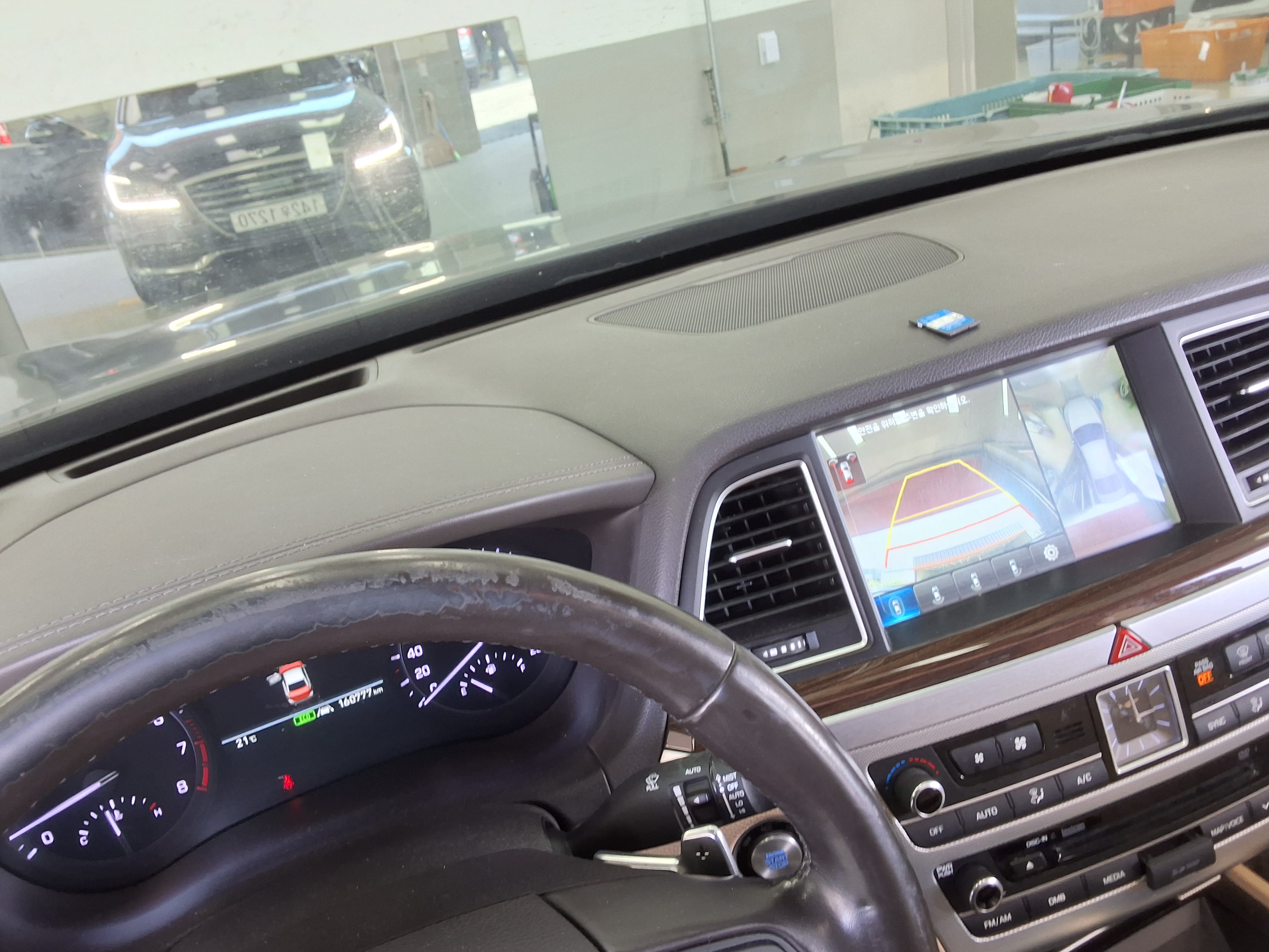Genesis G80 2017 - Image 18