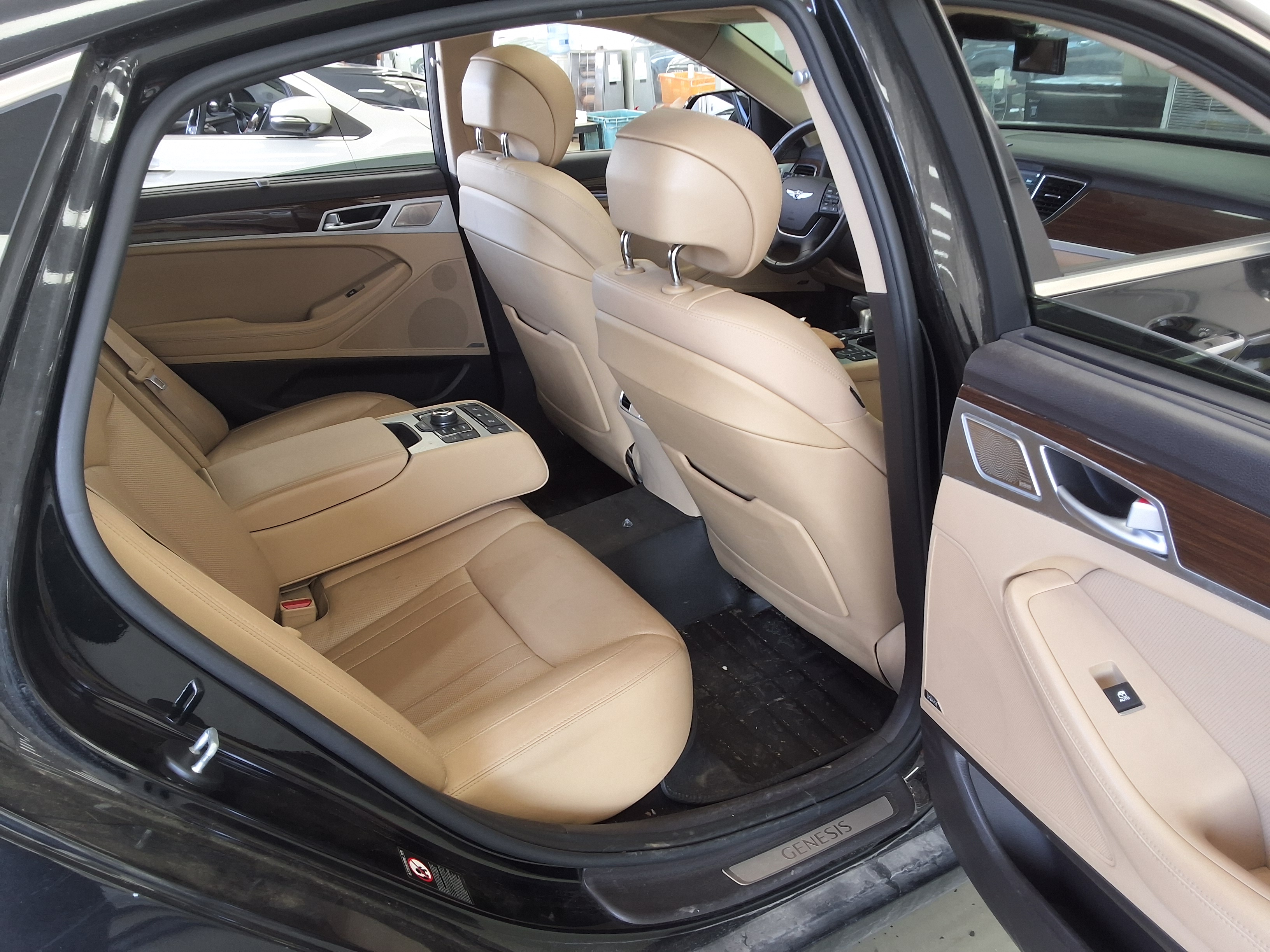 Genesis G80 2017 - Image 12