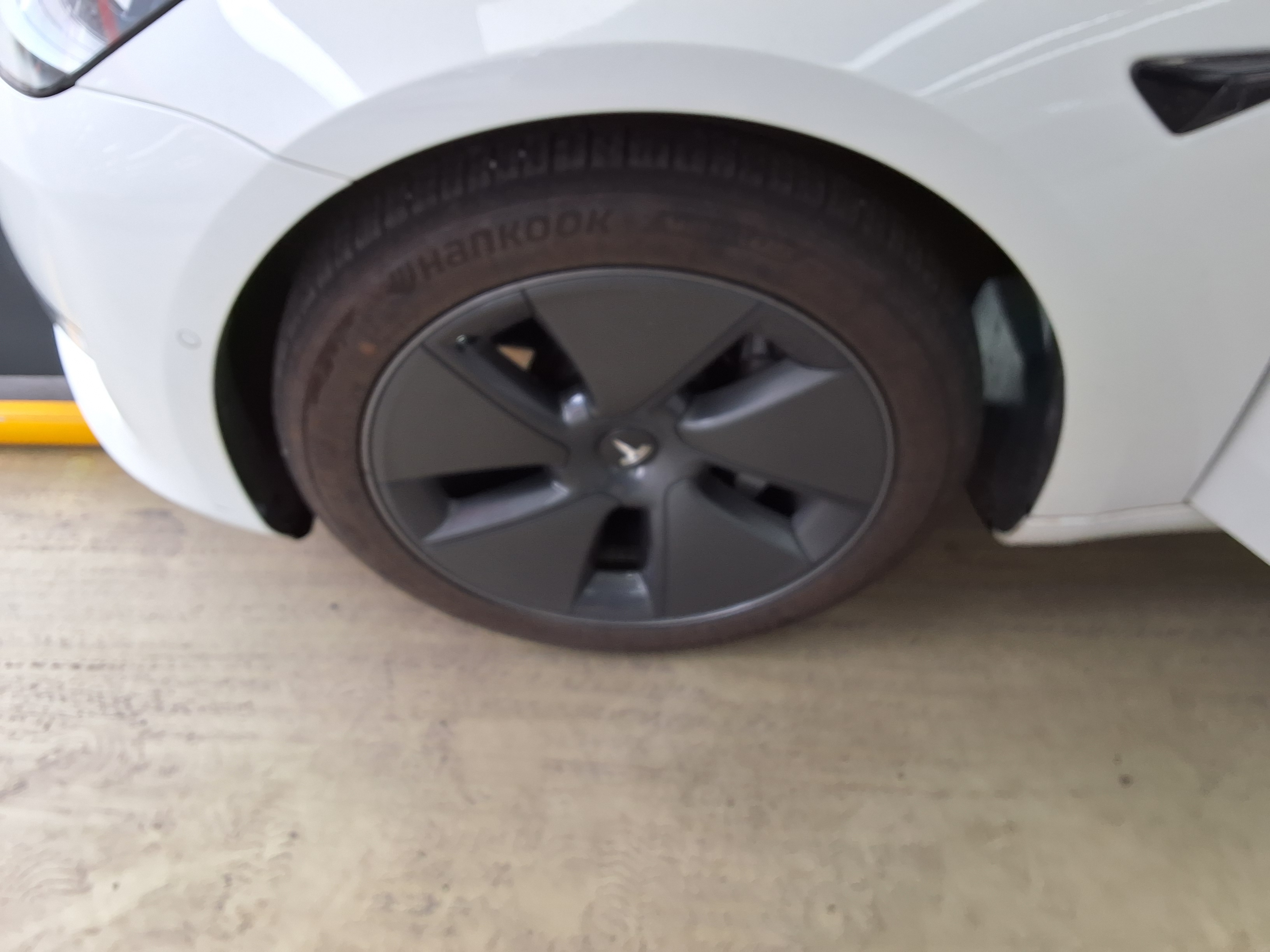 TESLA Model 3 - 21