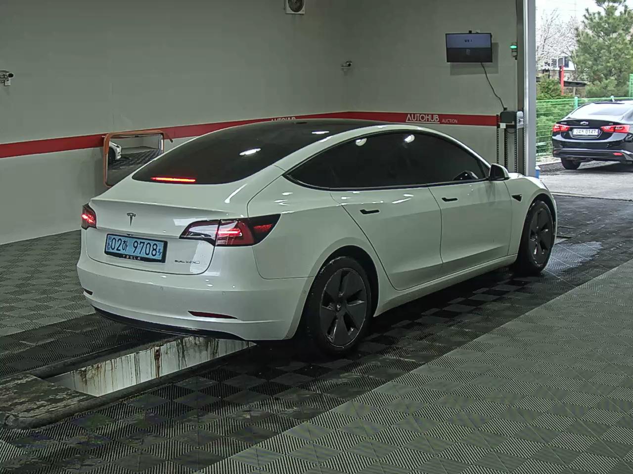 TESLA Model 3 - 4
