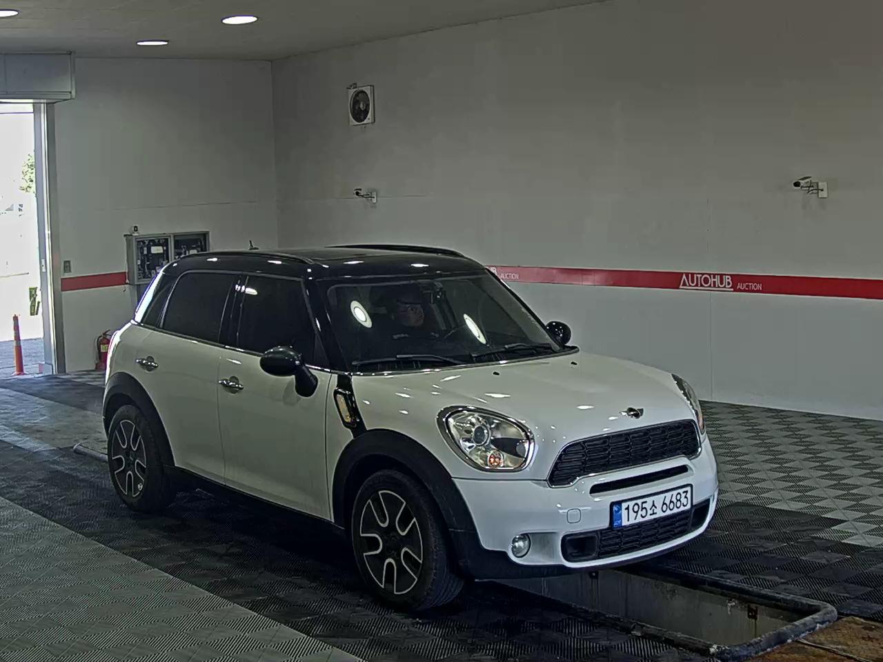 BMW MINI 2012 - Image 2