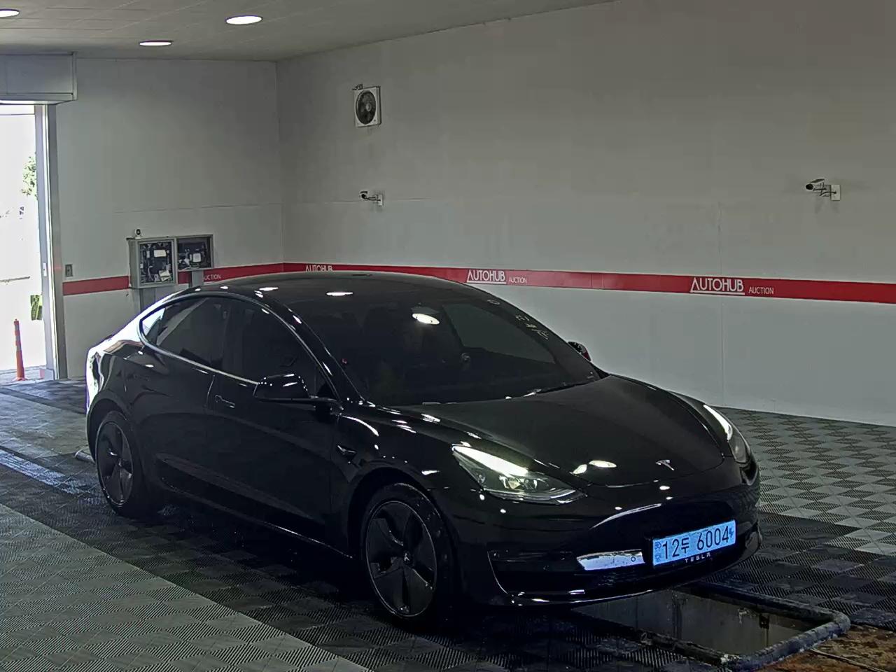 TESLA Model 3 - 2