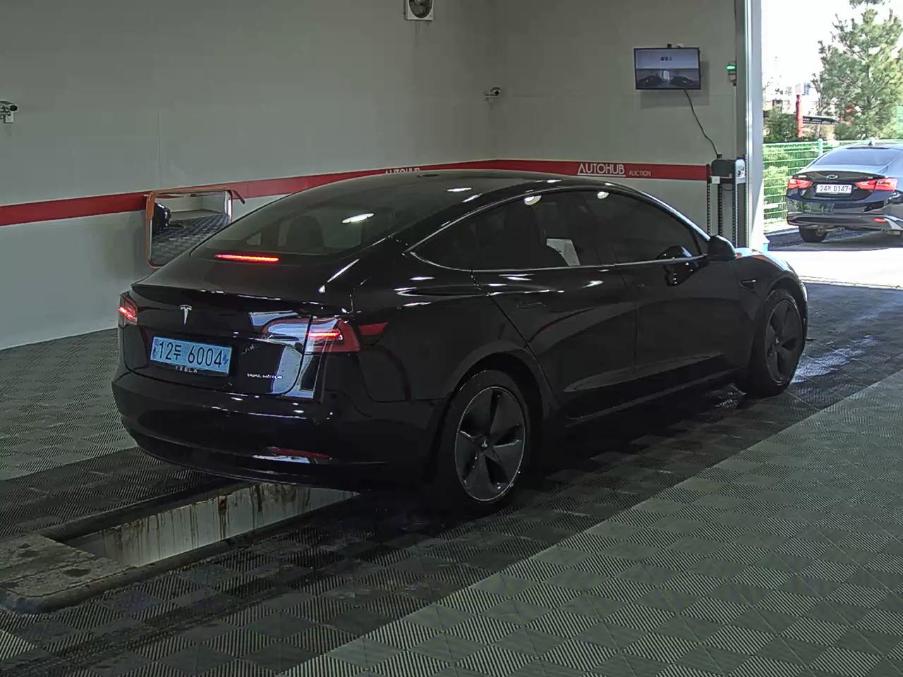 TESLA Model 3 - 4