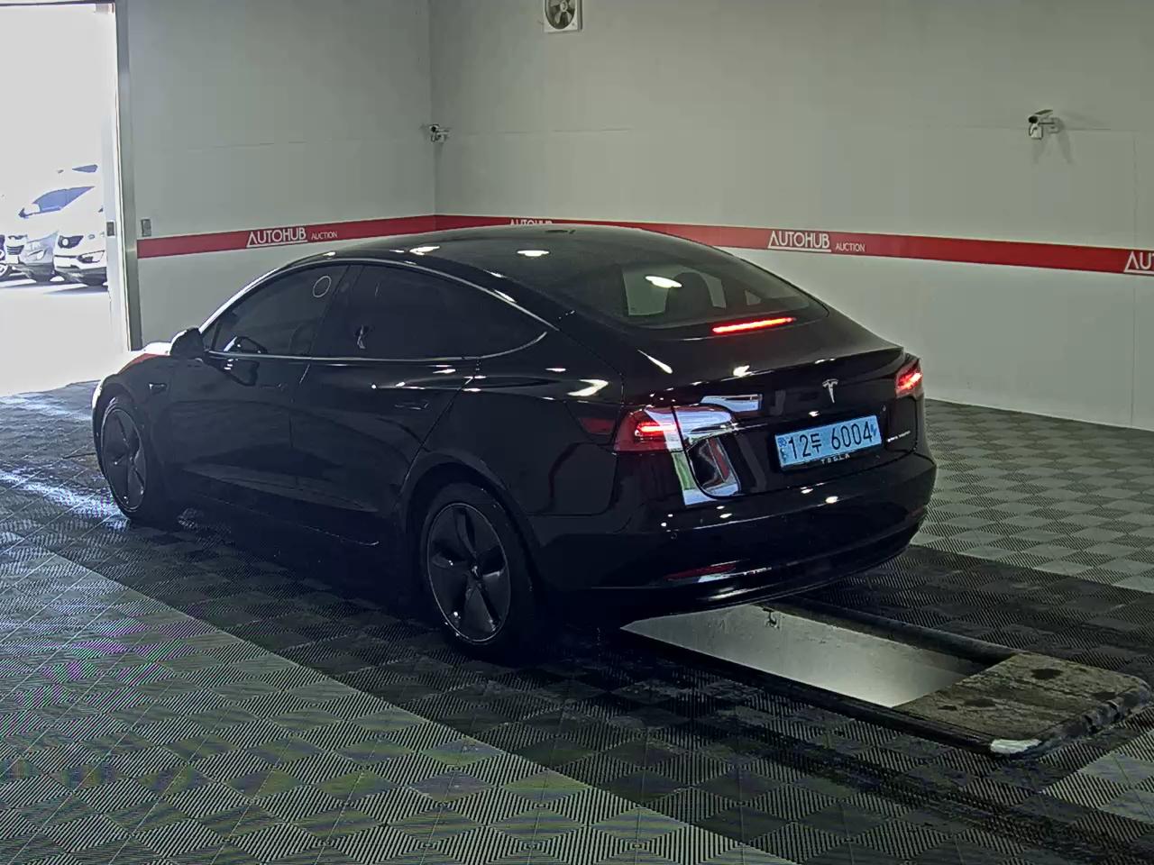 TESLA Model 3 - 5
