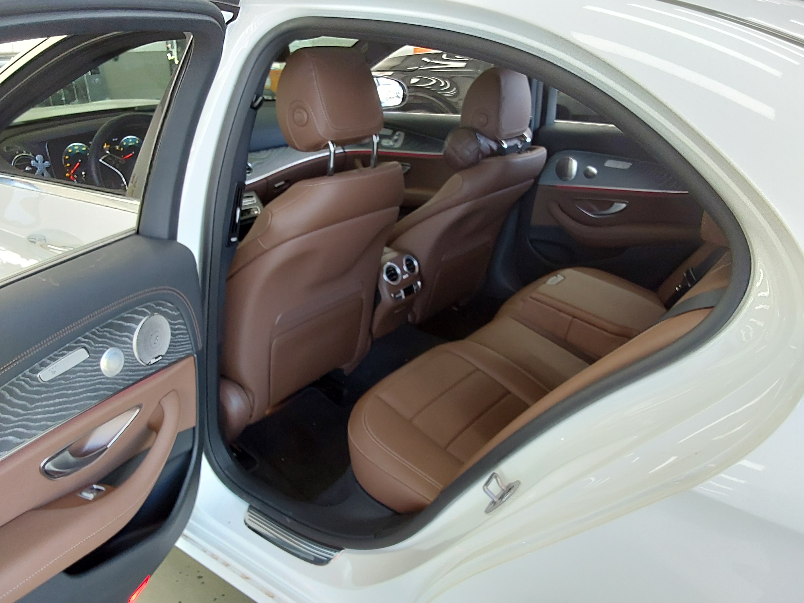 Mercedes-Benz E-Class 2022 - Image 11