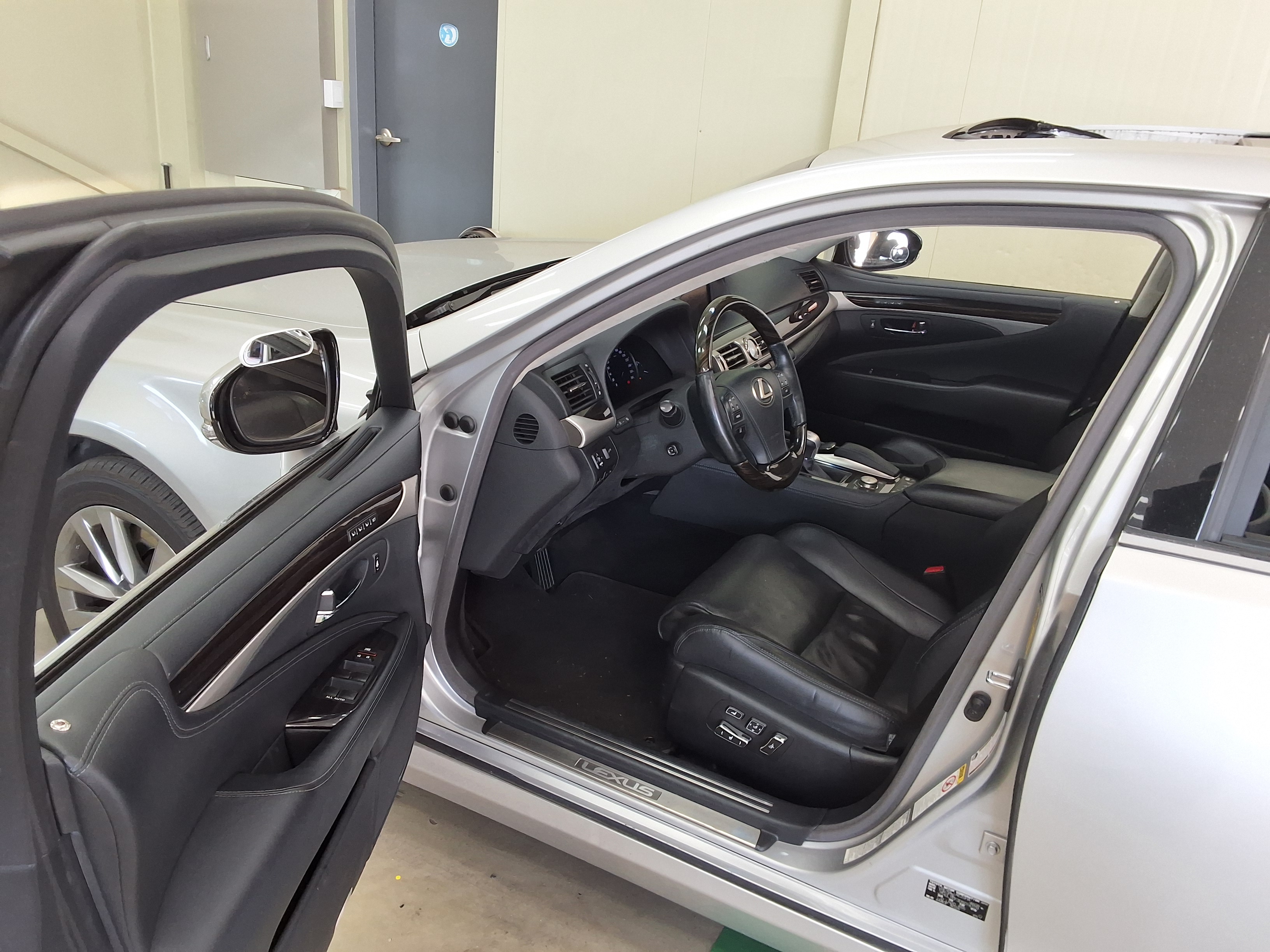 LEXUS LS - 9