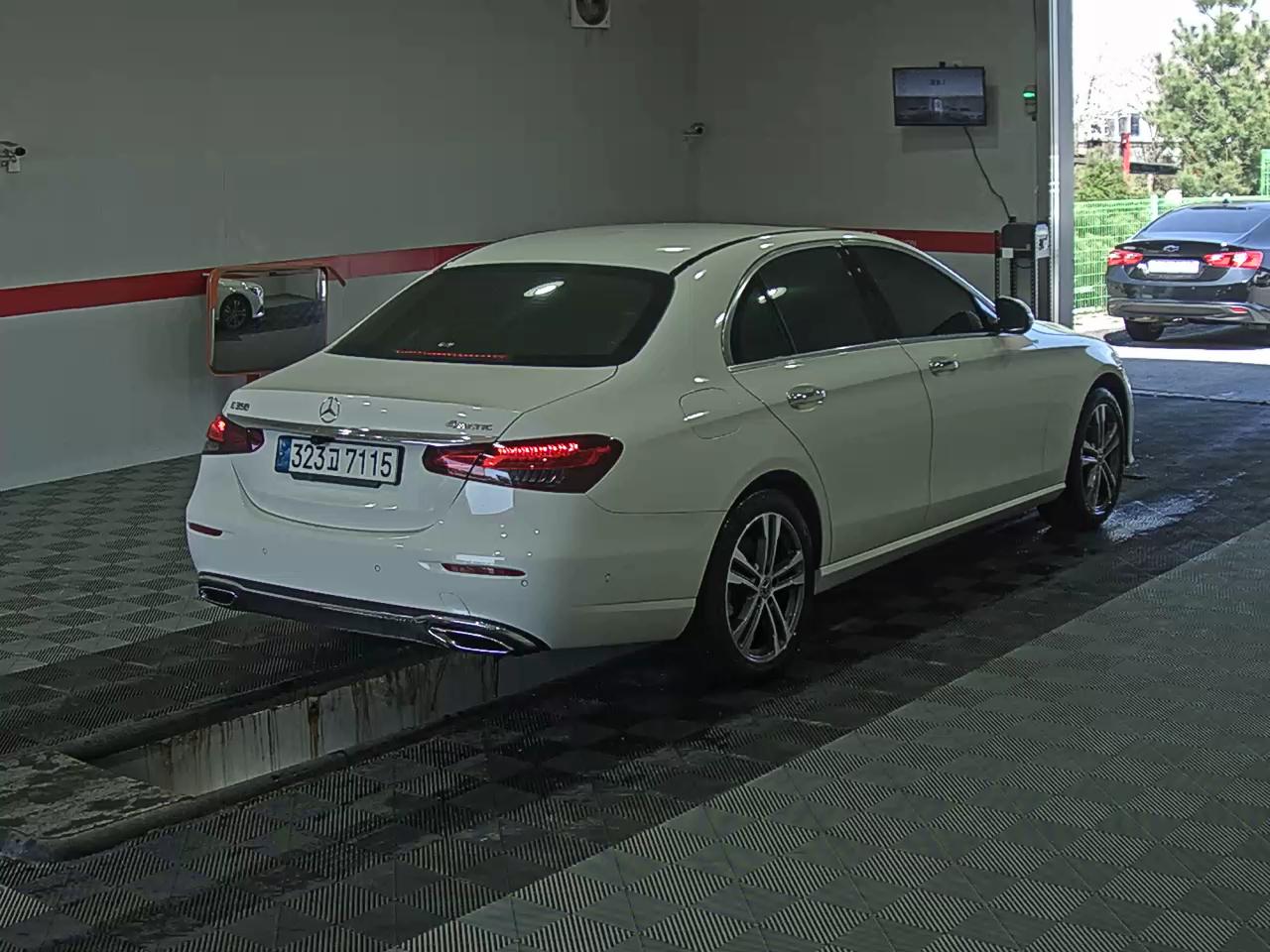 Mercedes-Benz E-Class 2022 - Image 4
