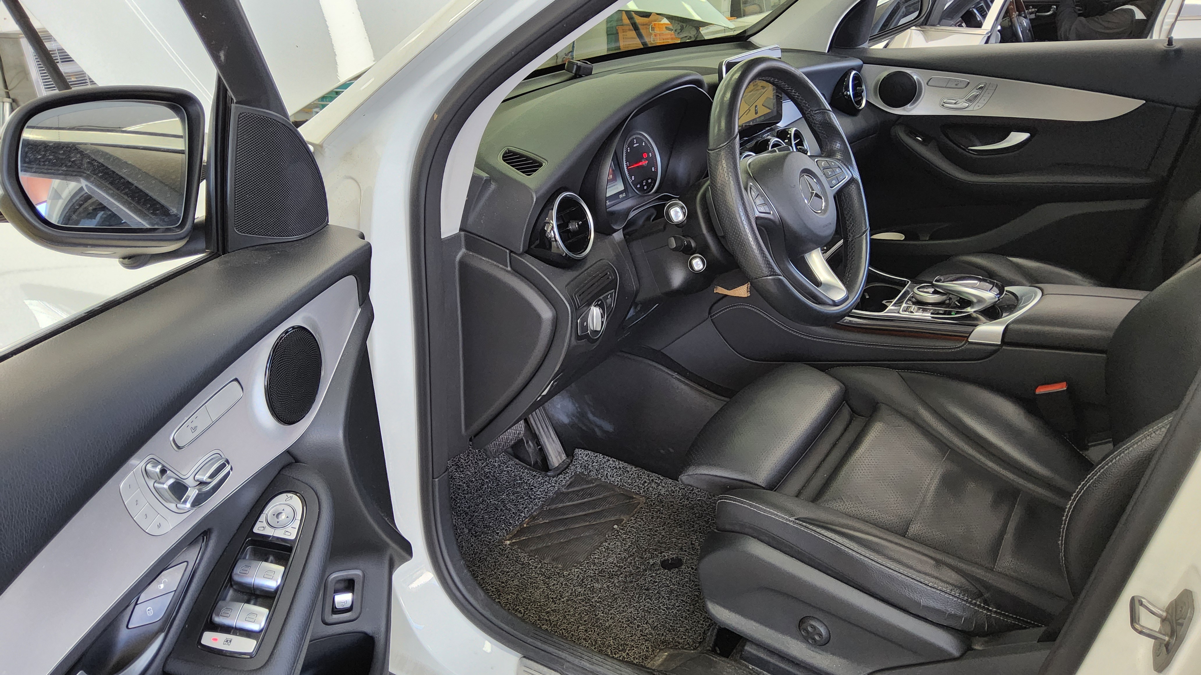 Mercedes-Benz GLC-Class 2017 - Image 9