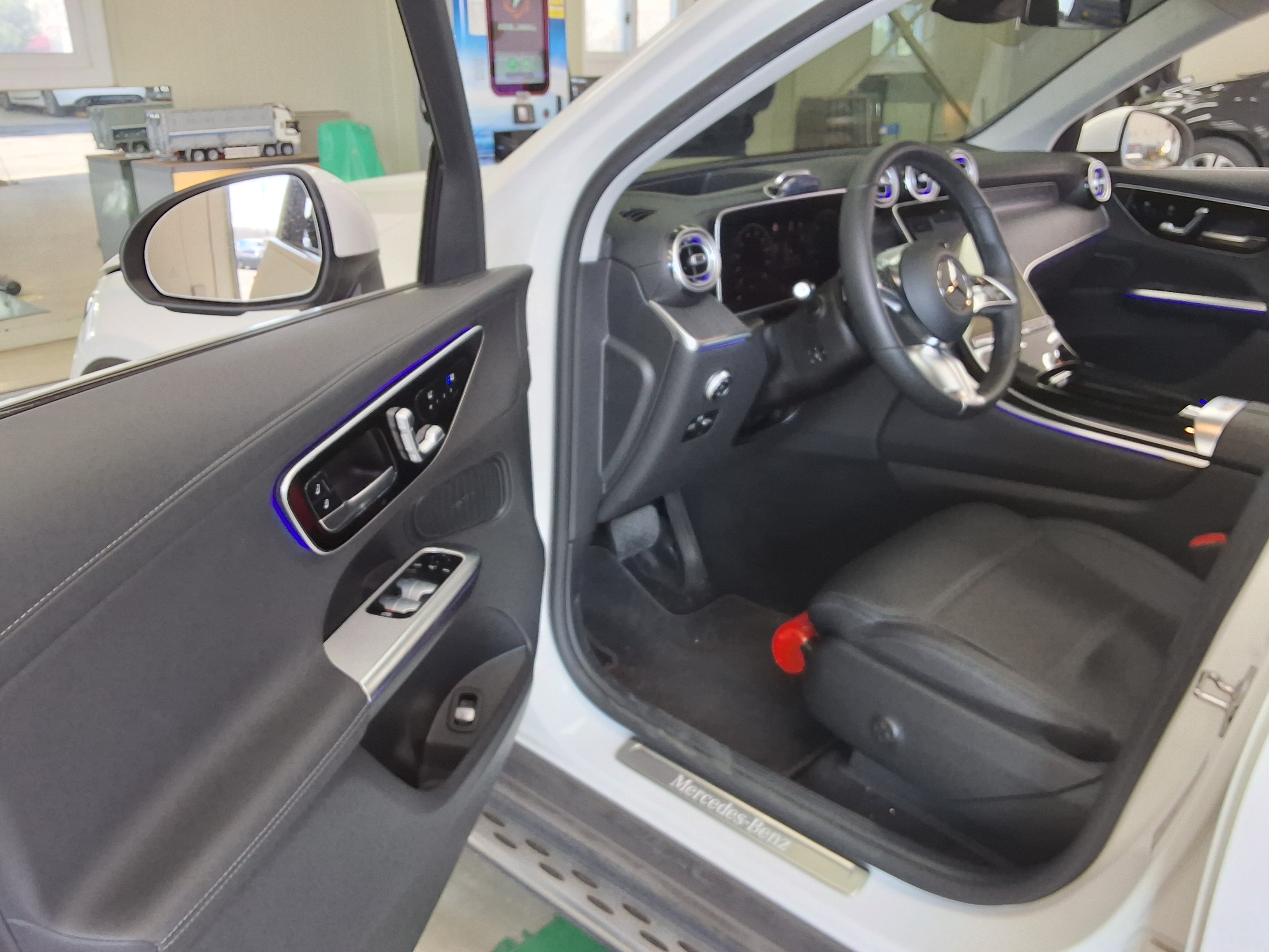 Mercedes-Benz GLC-Class 2025 - Image 9