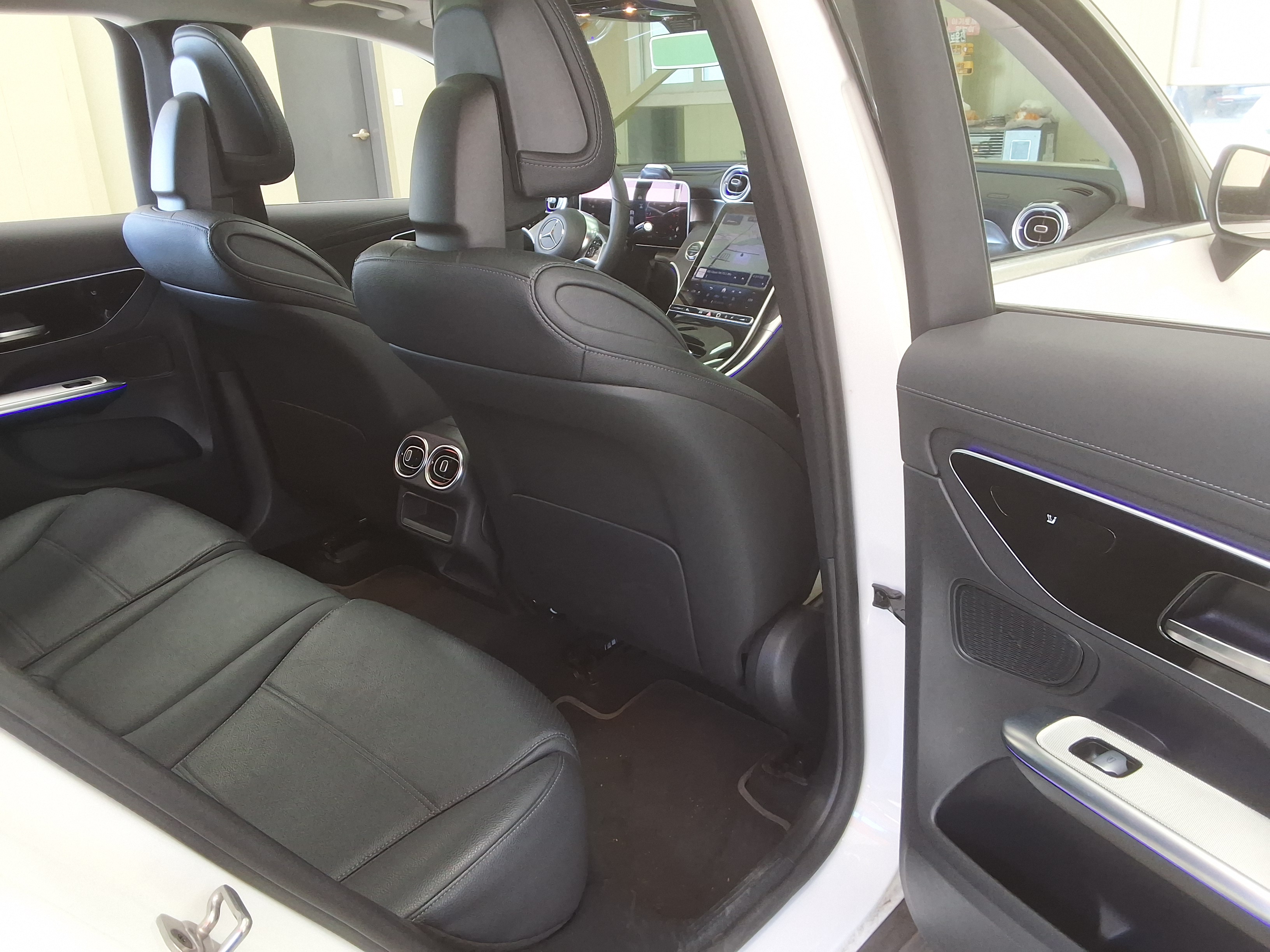 Mercedes-Benz GLC-Class 2025 - Image 12