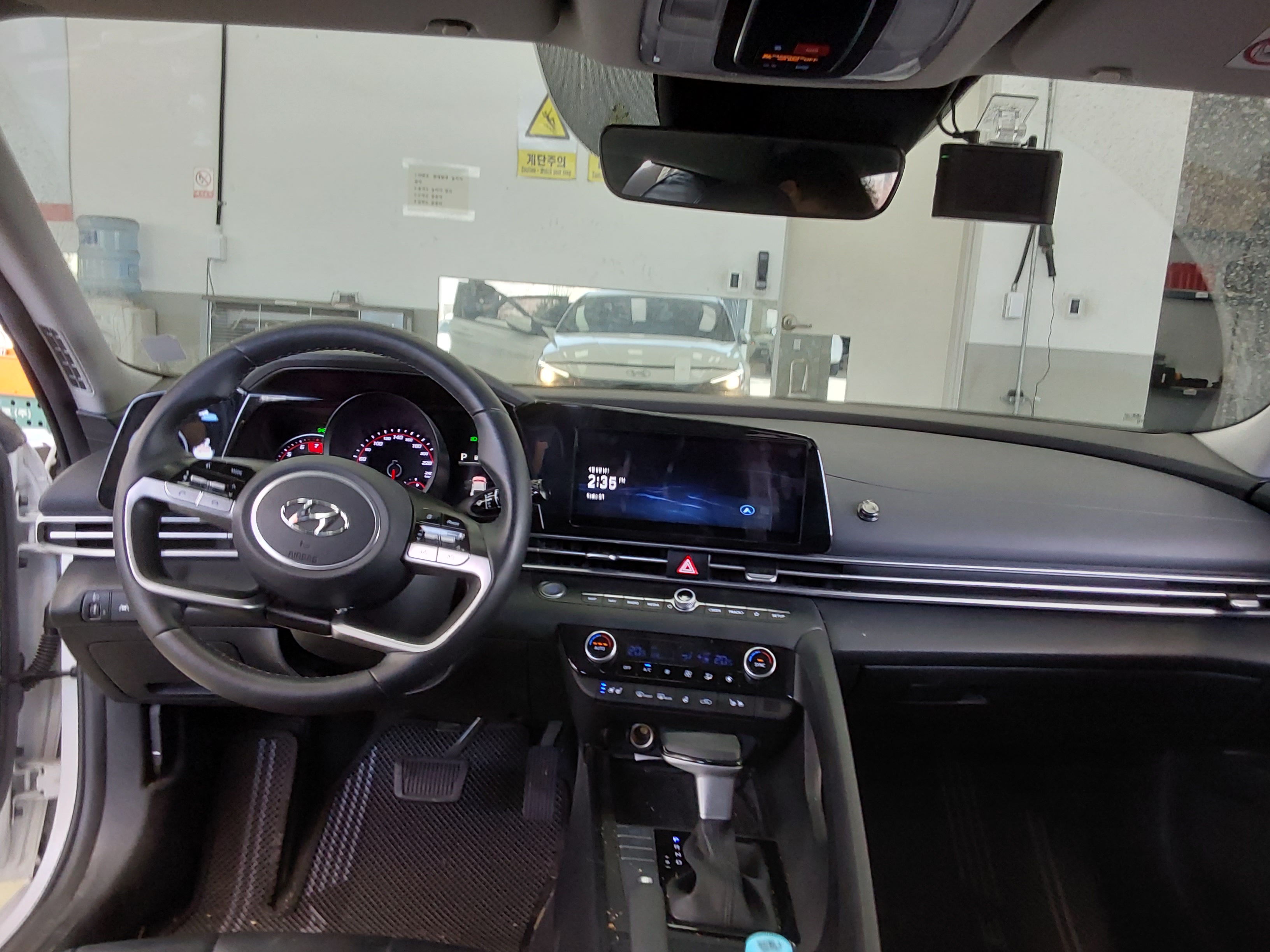 Hyundai Elantra 2023 - Image 10