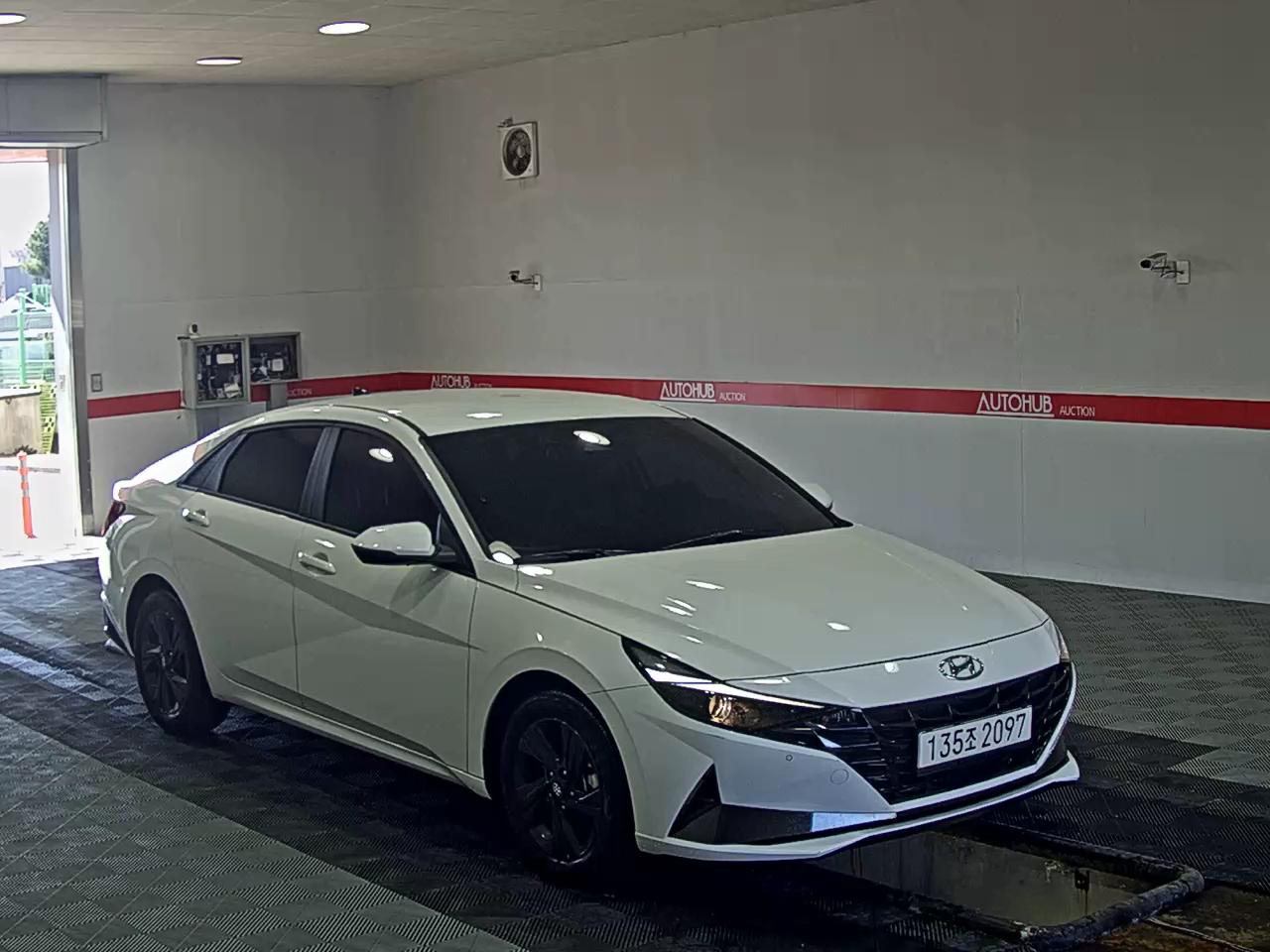 Hyundai Elantra 2023 - Image 2
