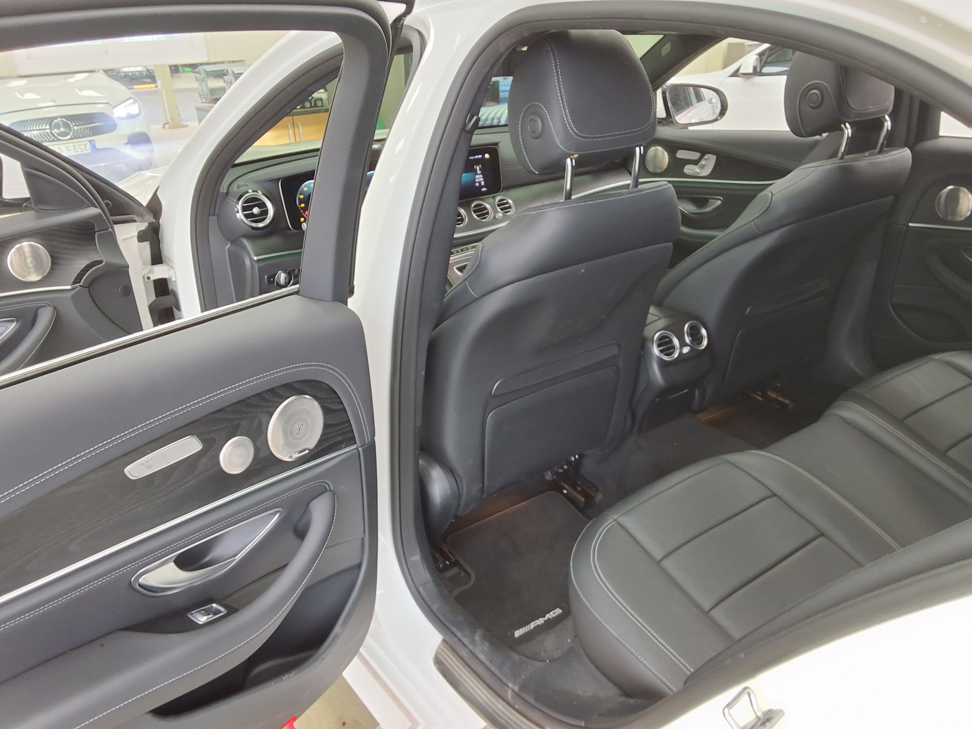 مرسيدس بنز إي كلاس 2022 - صورة 10