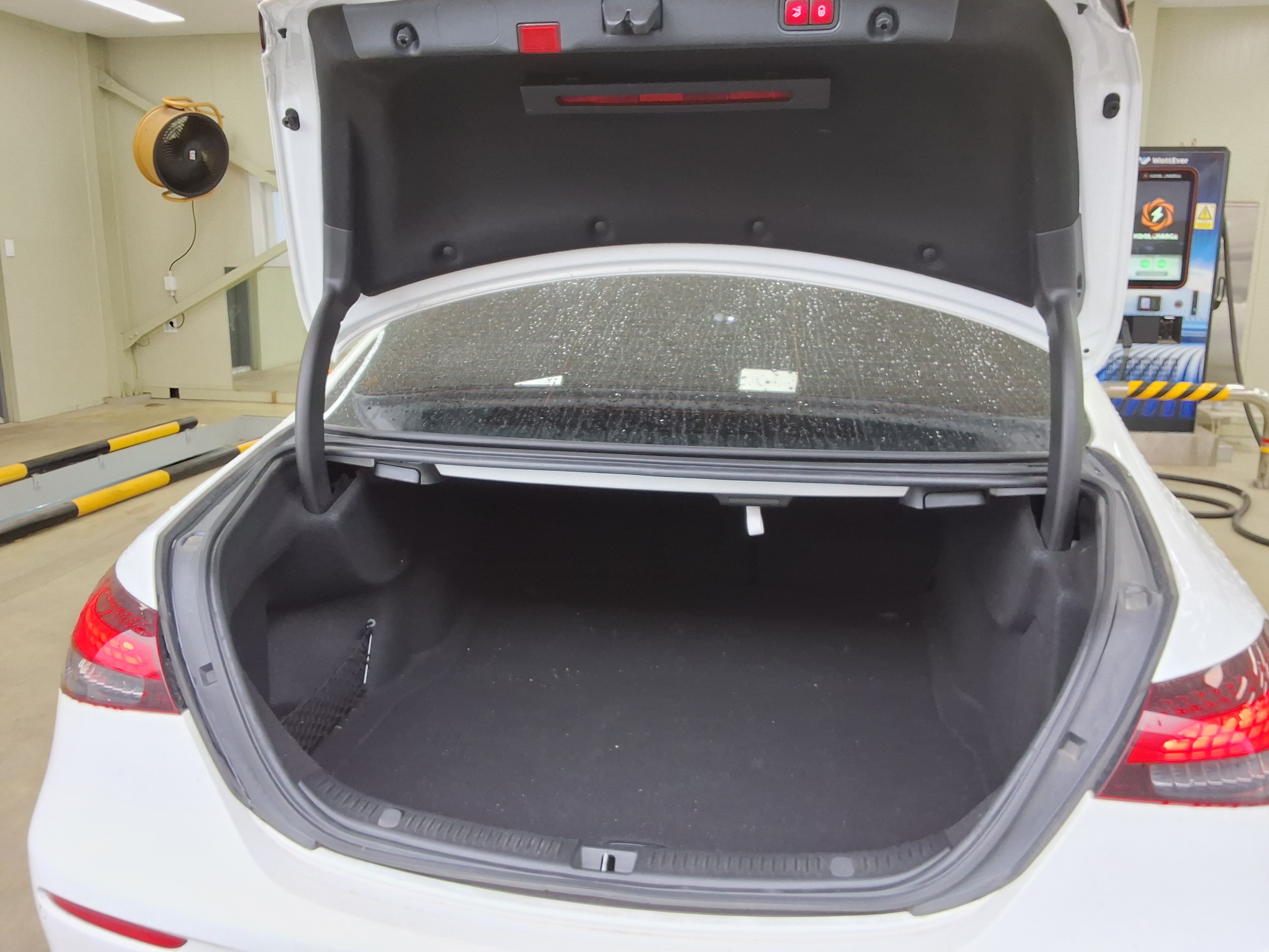 مرسيدس بنز إي كلاس 2022 - صورة 14