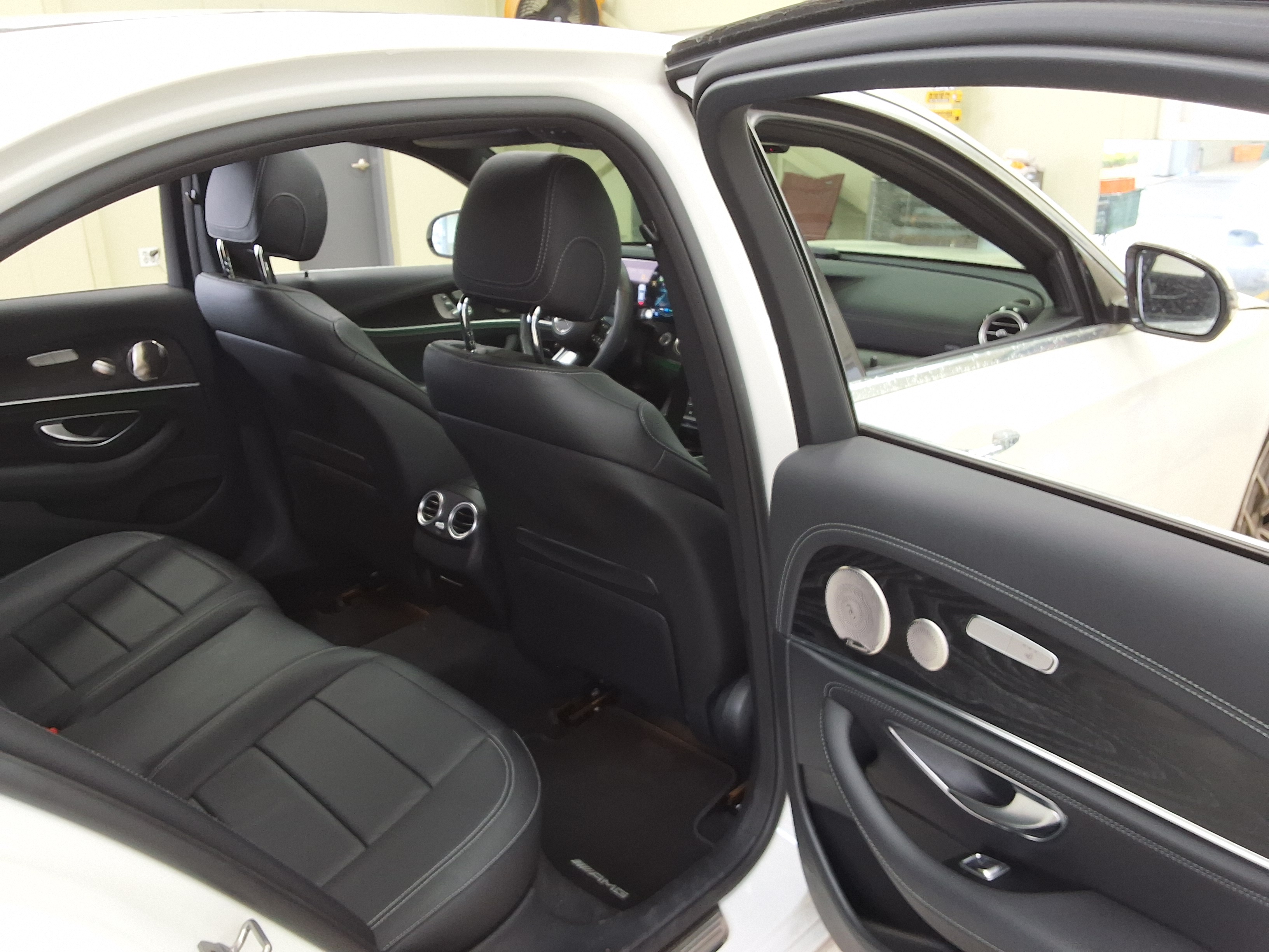 مرسيدس بنز إي كلاس 2022 - صورة 12