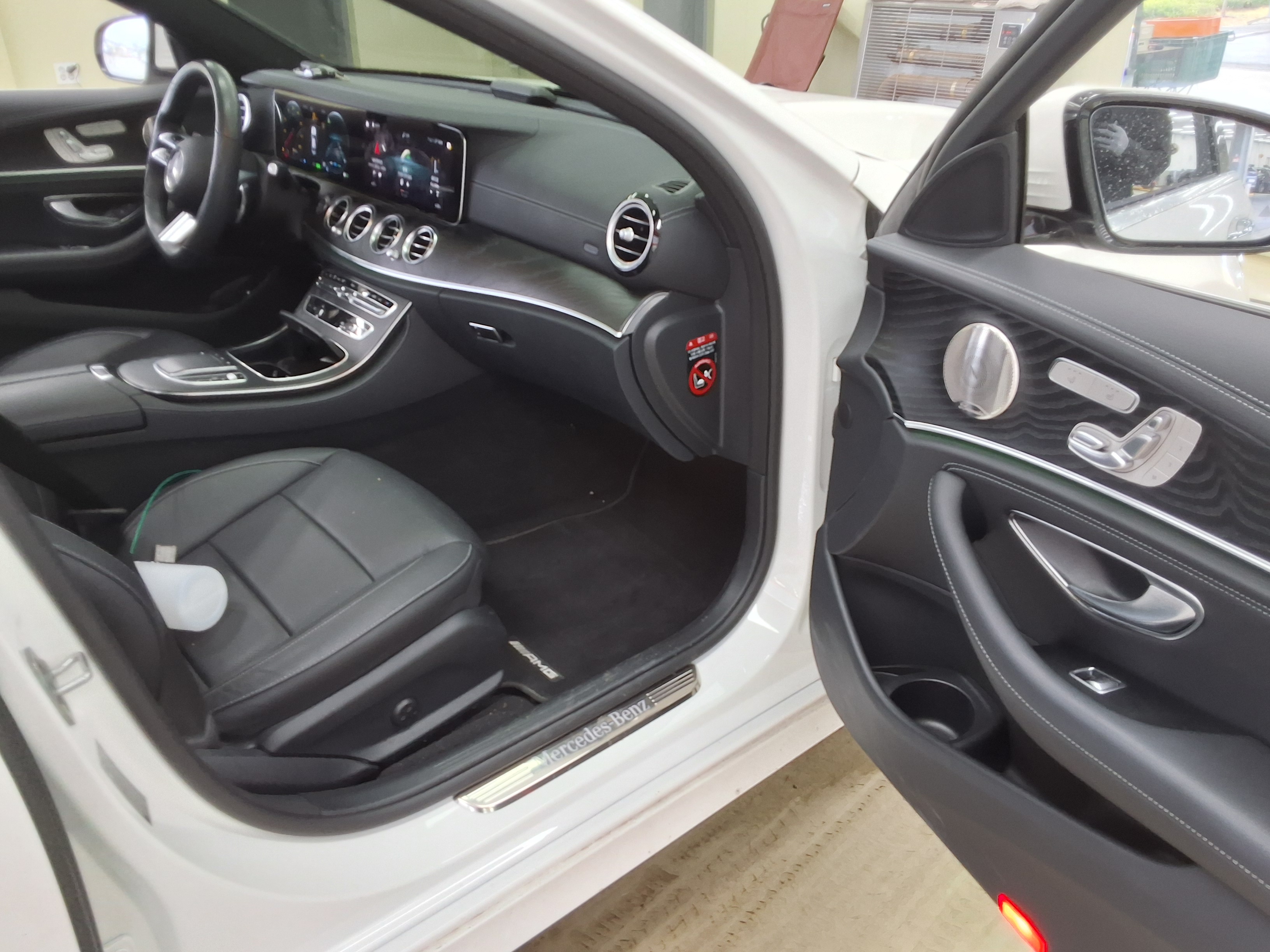 مرسيدس بنز إي كلاس 2022 - صورة 13