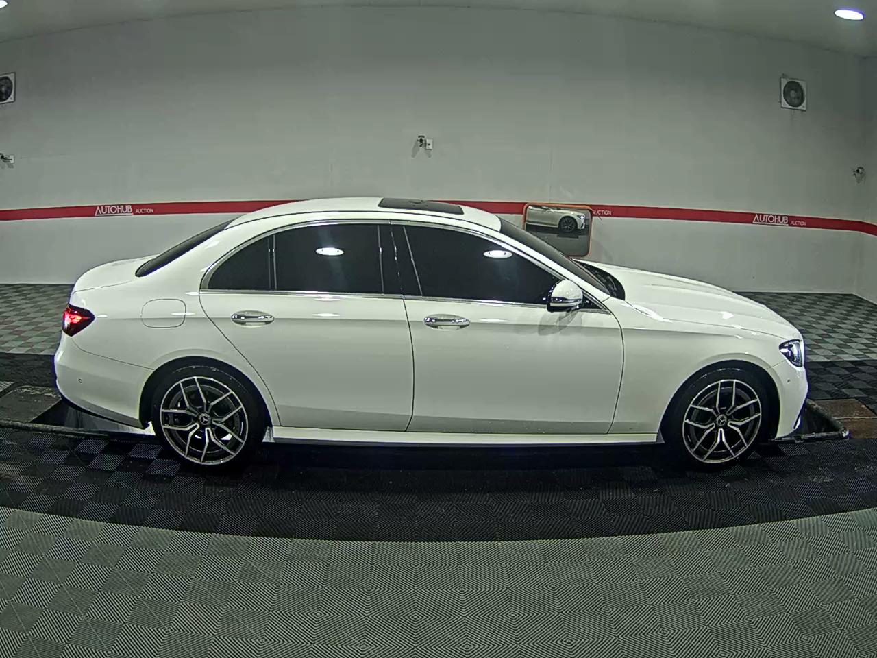 مرسيدس بنز إي كلاس 2022 - صورة 3