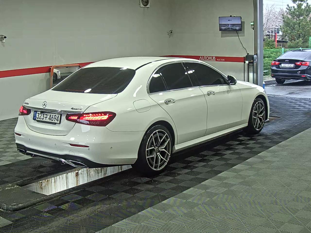 مرسيدس بنز إي كلاس 2022 - صورة 4