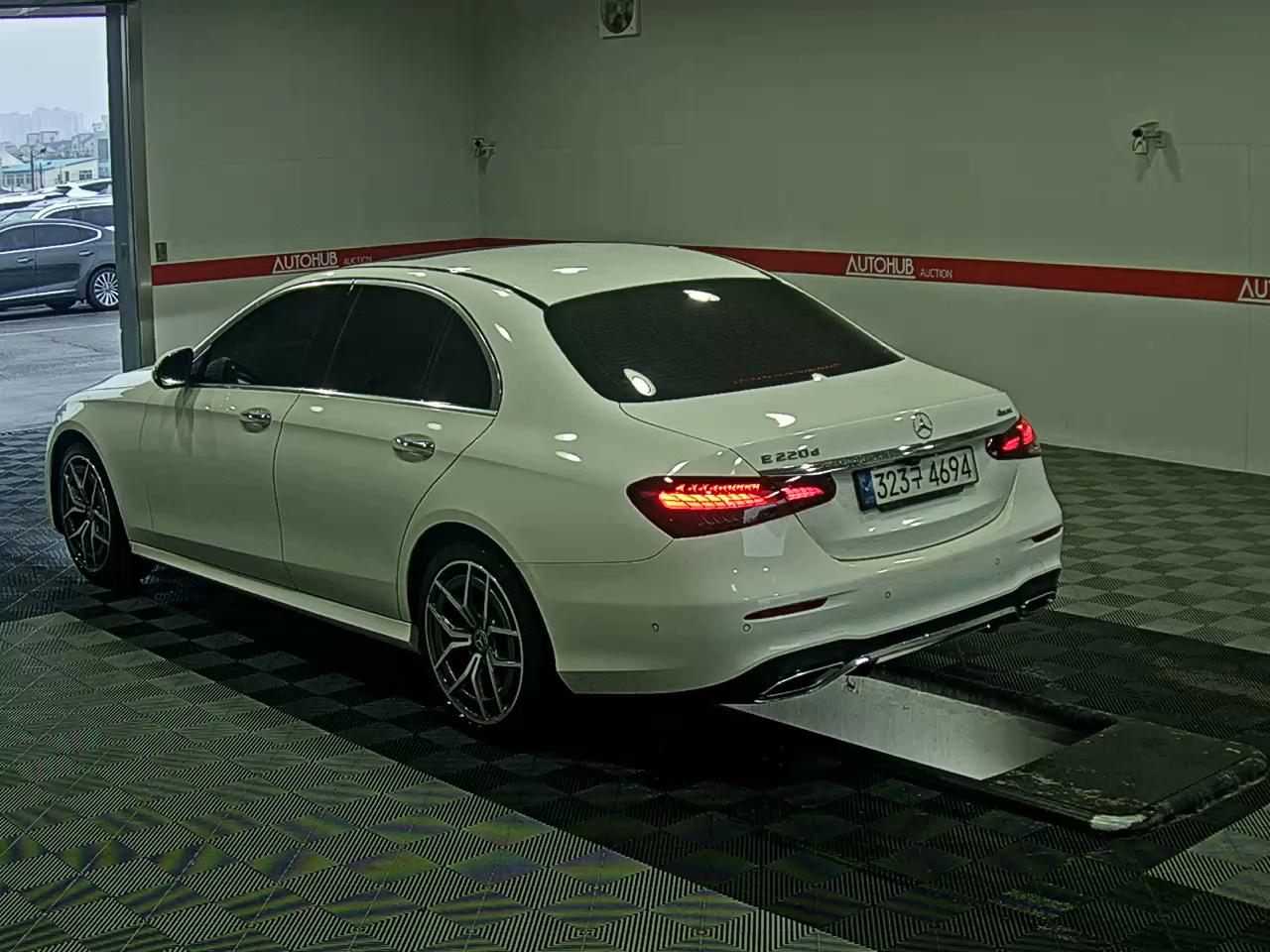 مرسيدس بنز إي كلاس 2022 - صورة 5