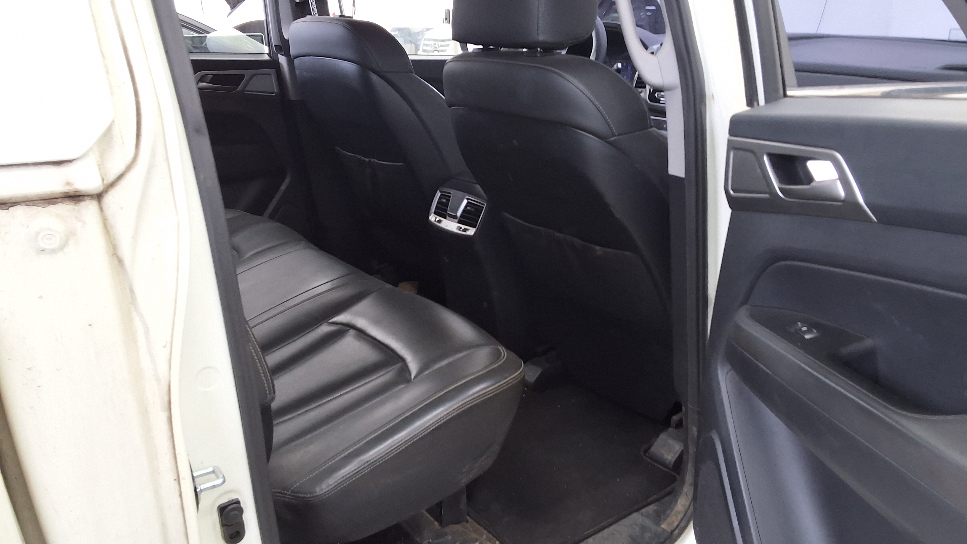 KG Mobility Rexton Sports - 12