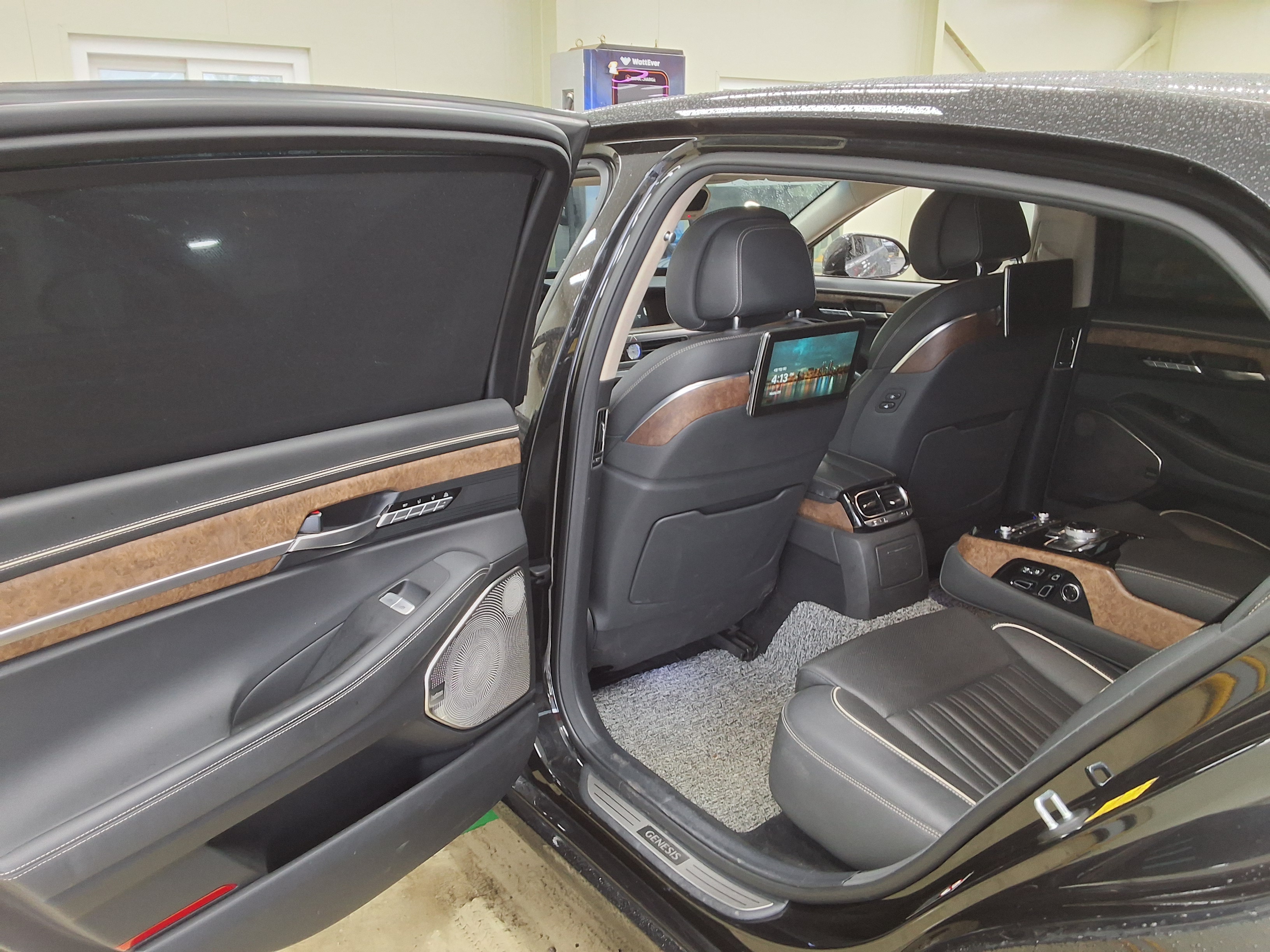 Genesis G90 - 11
