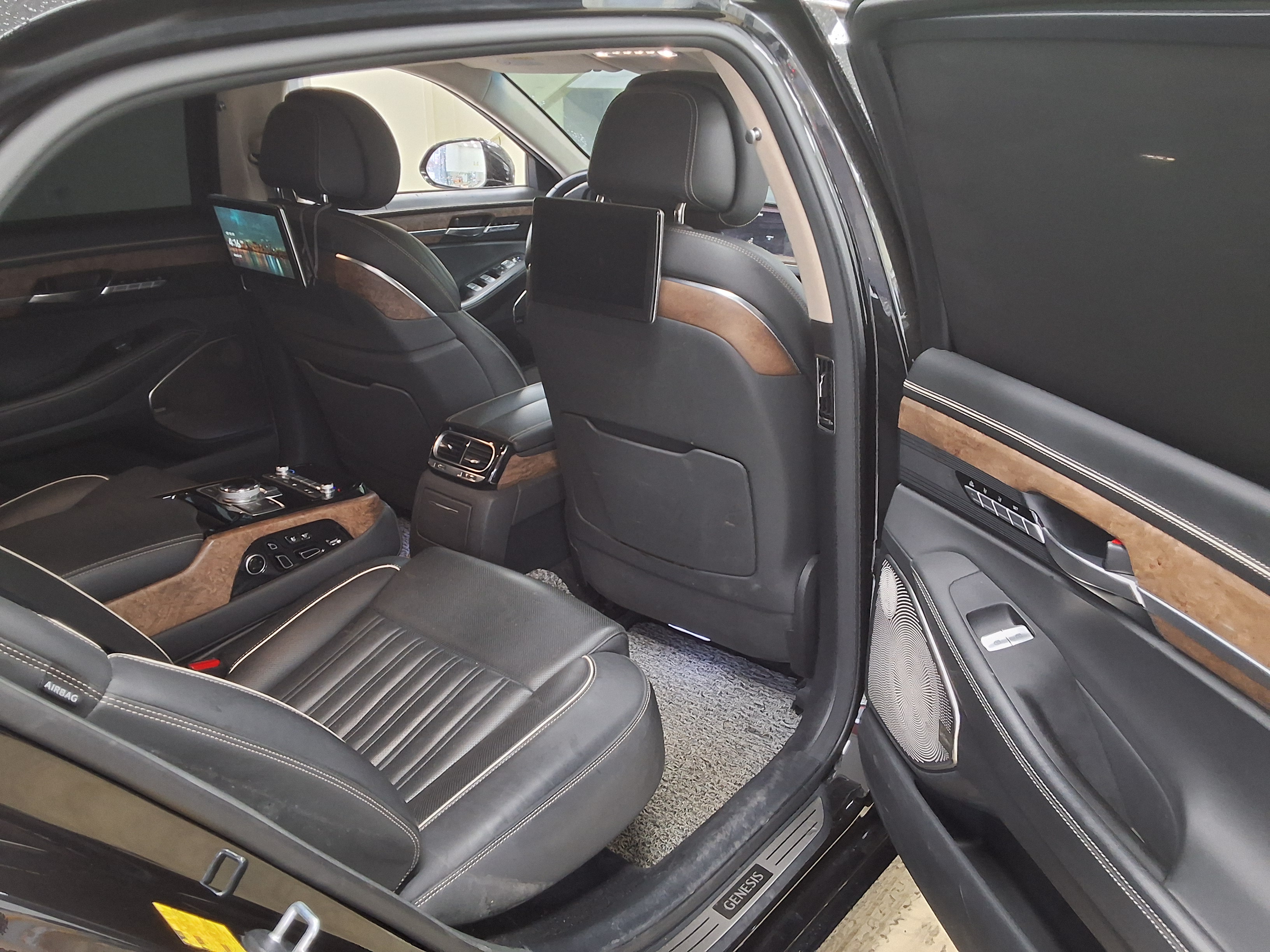 Genesis G90 - 12