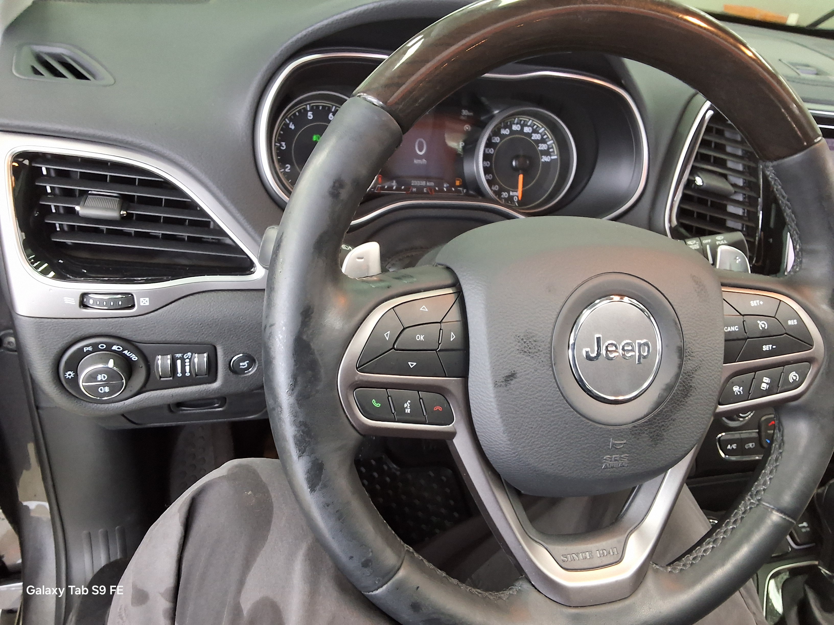 Jeep Cherokee - 16