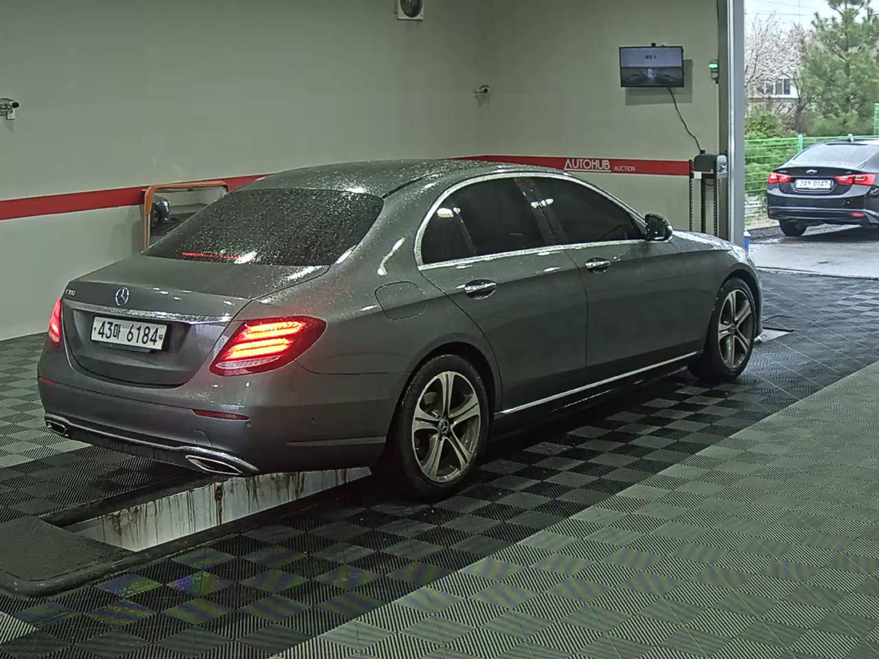 Mercedes-Benz E-Class - 4