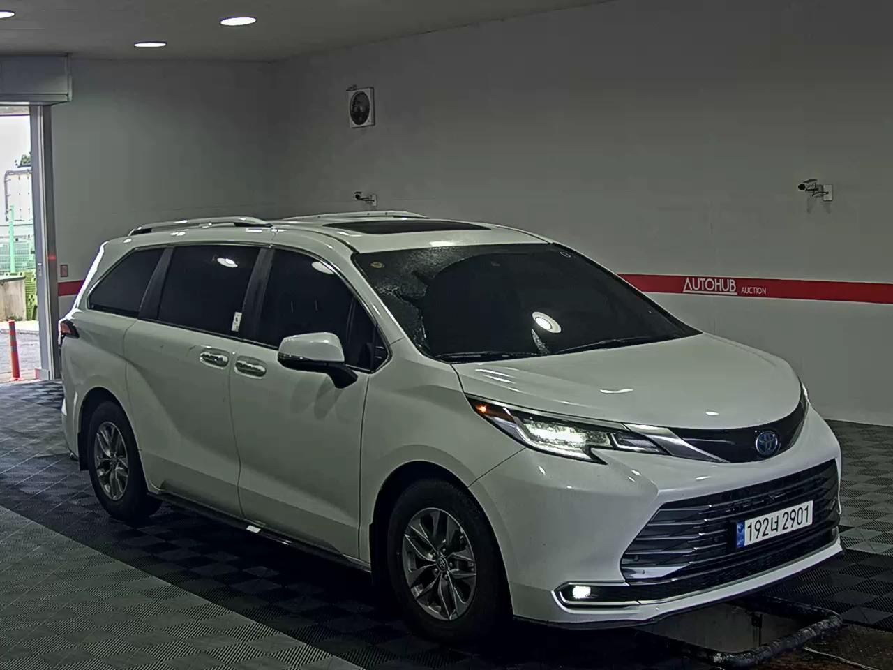 Toyota Sienna 2023 - Image 2