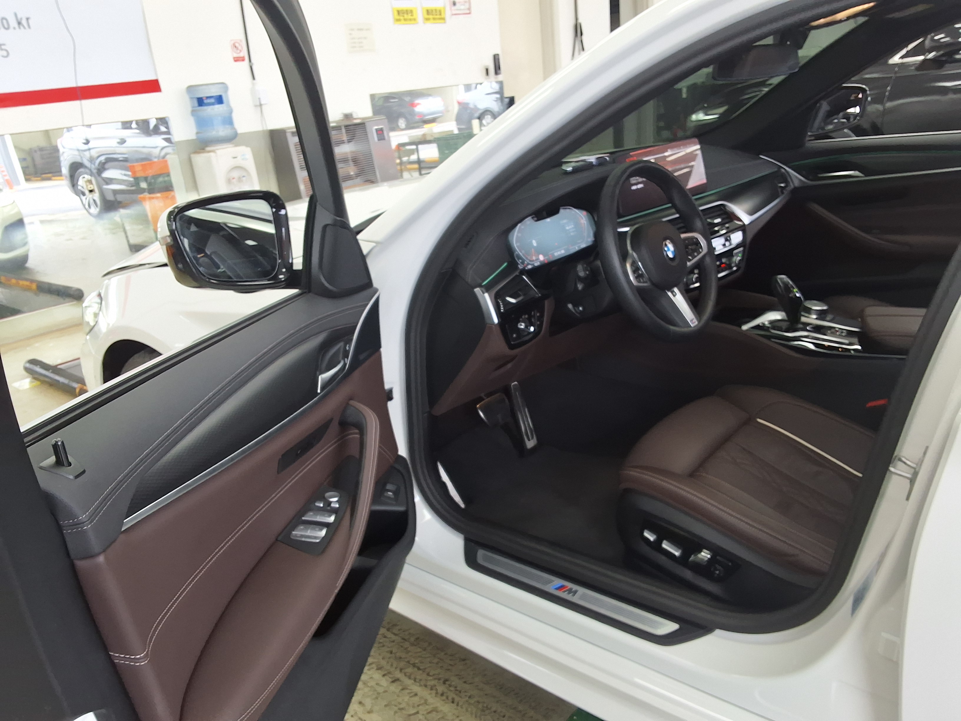 BMW 5 Series 2023 - Image 9